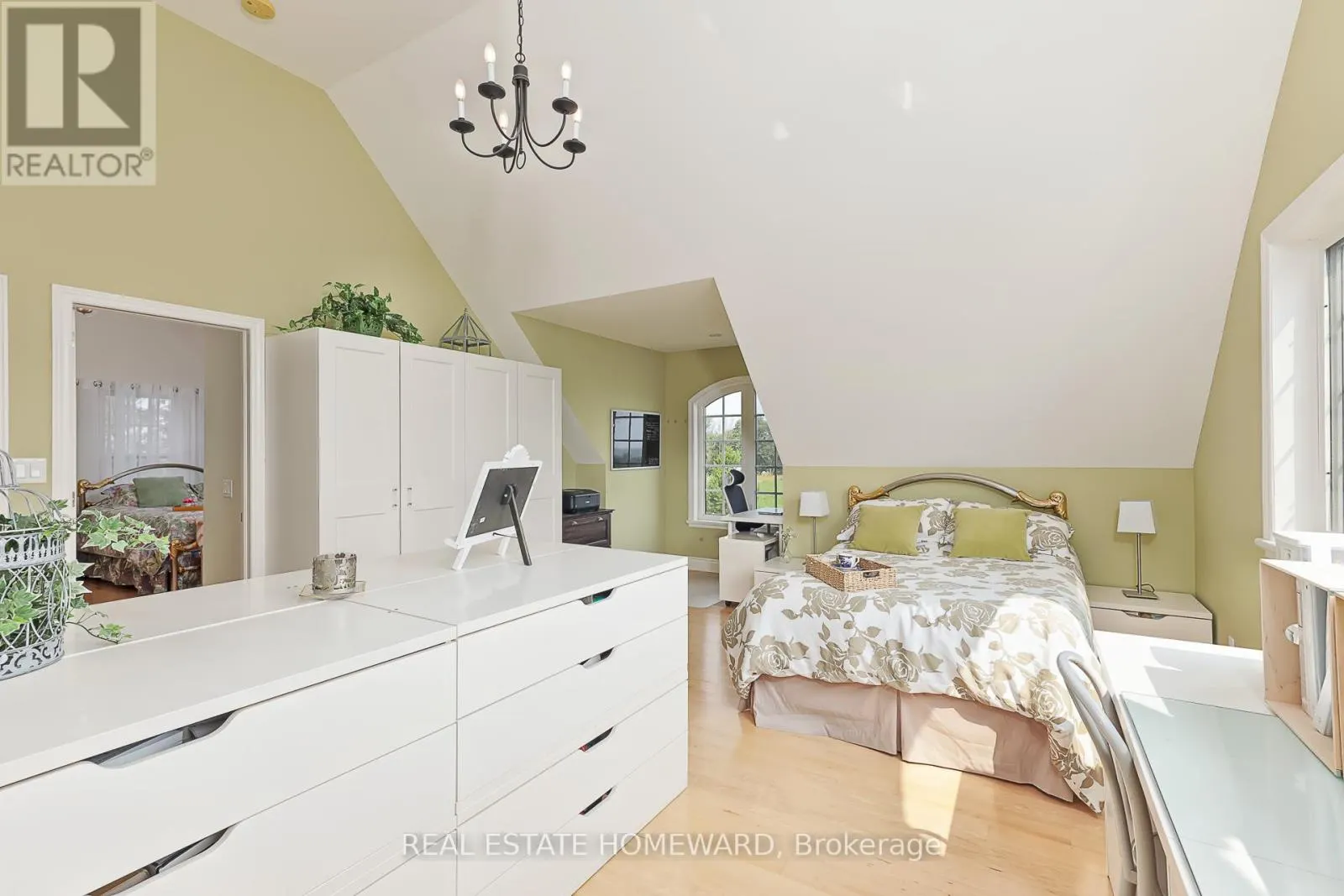 137295 12 GREY ROAD