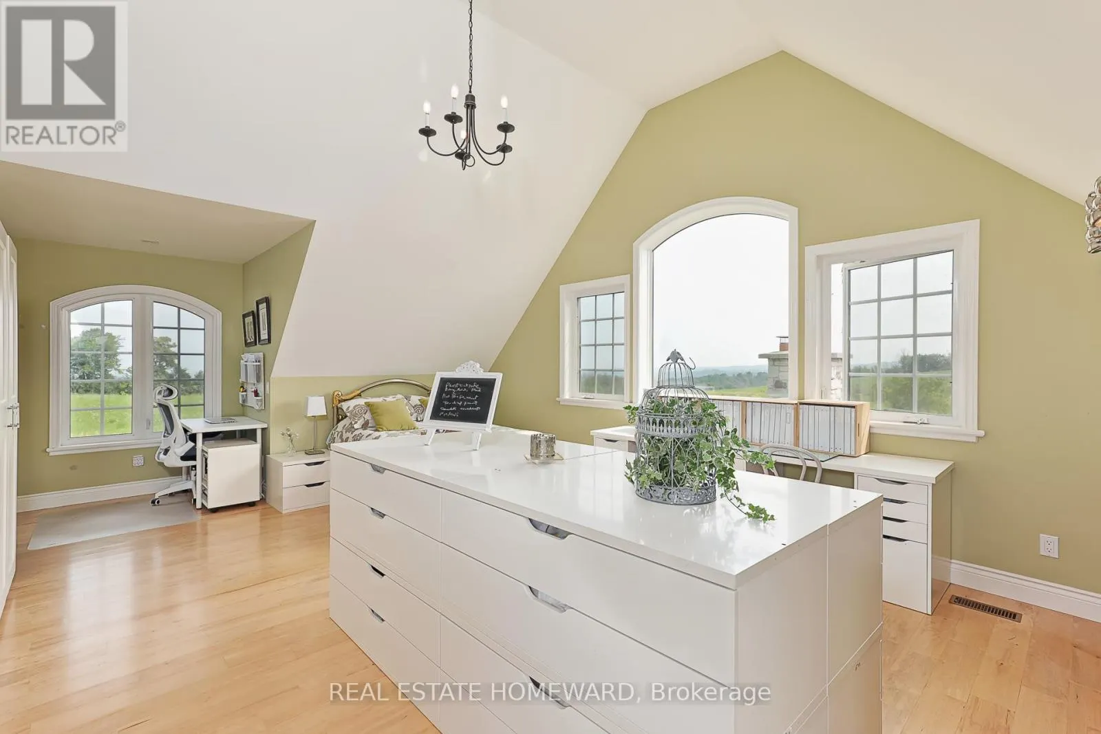 137295 12 GREY ROAD