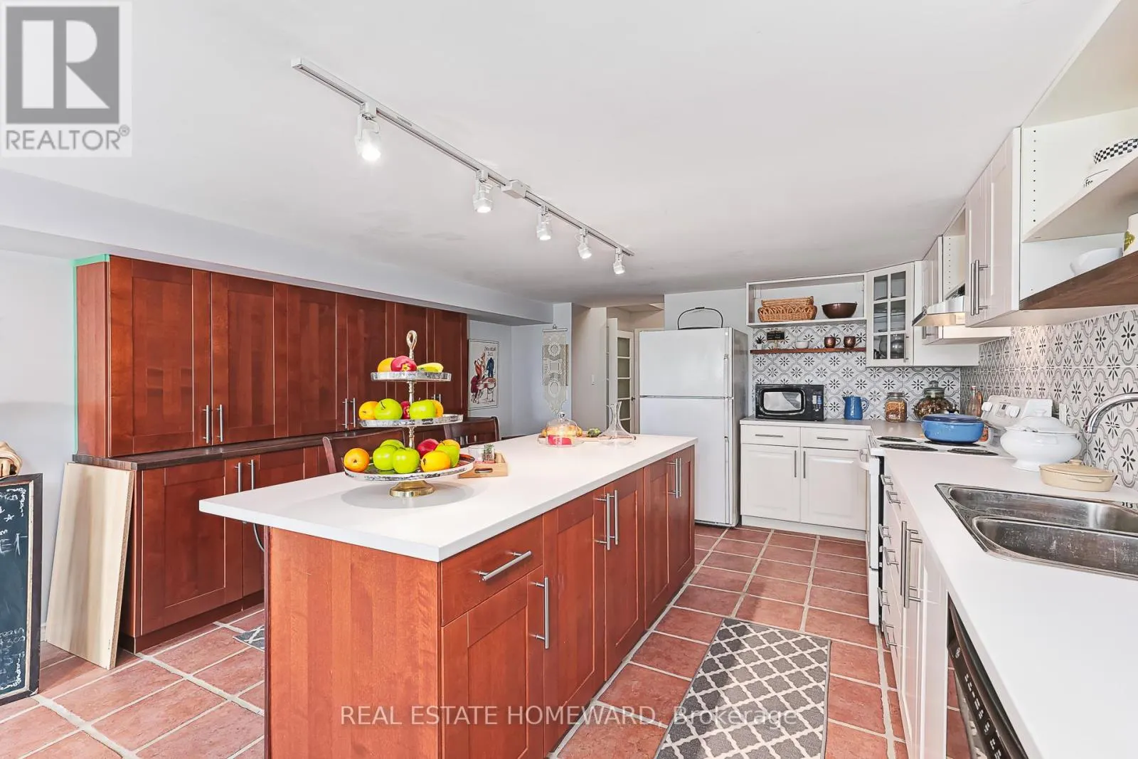 137295 12 GREY ROAD