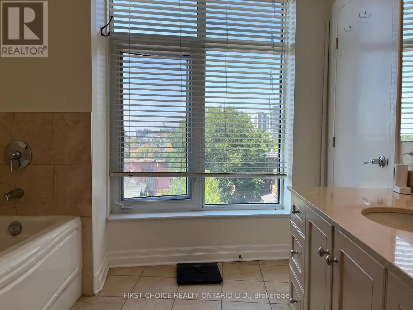 609 - 245 KENT STREET