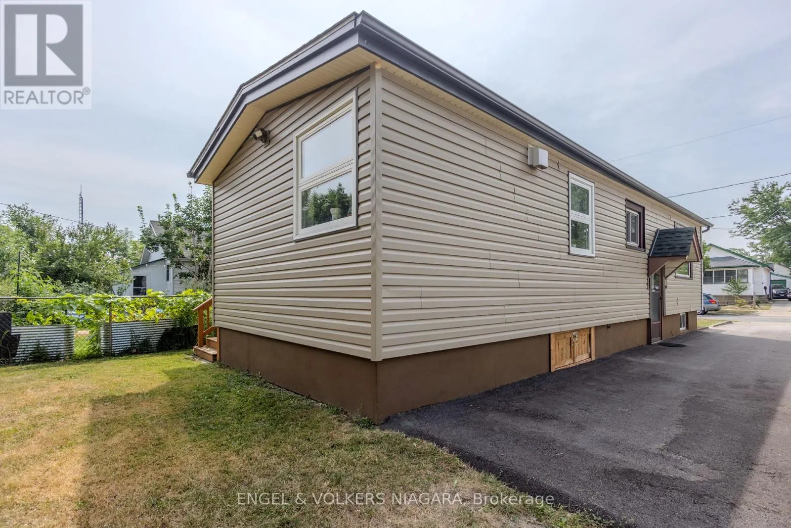 61 HAMILTON STREET E