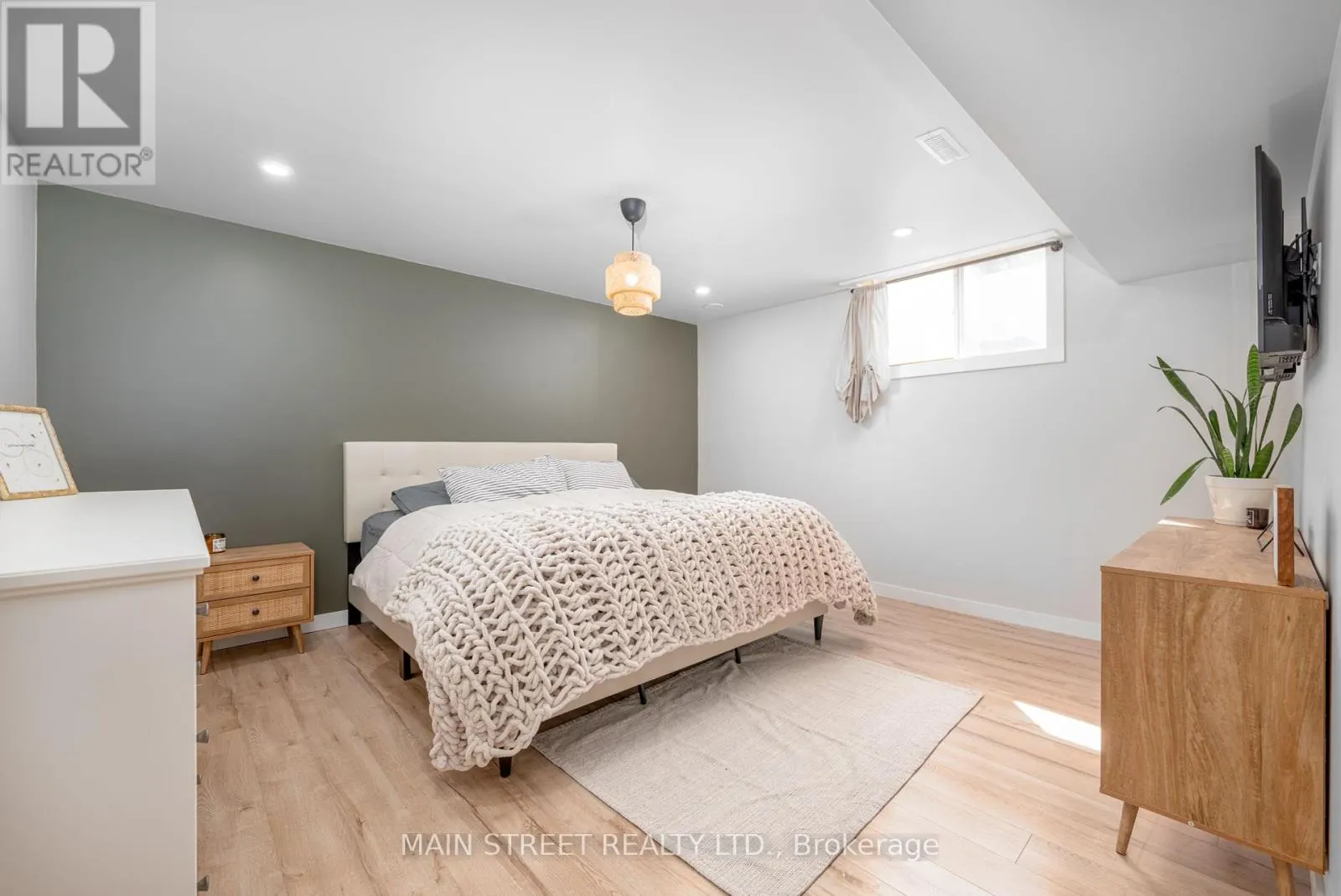 76 LAURENT BOULEVARD