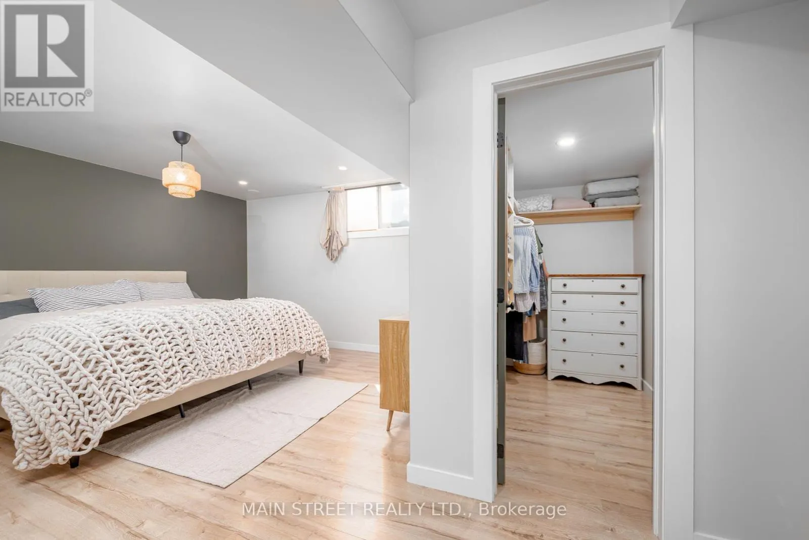 76 LAURENT BOULEVARD