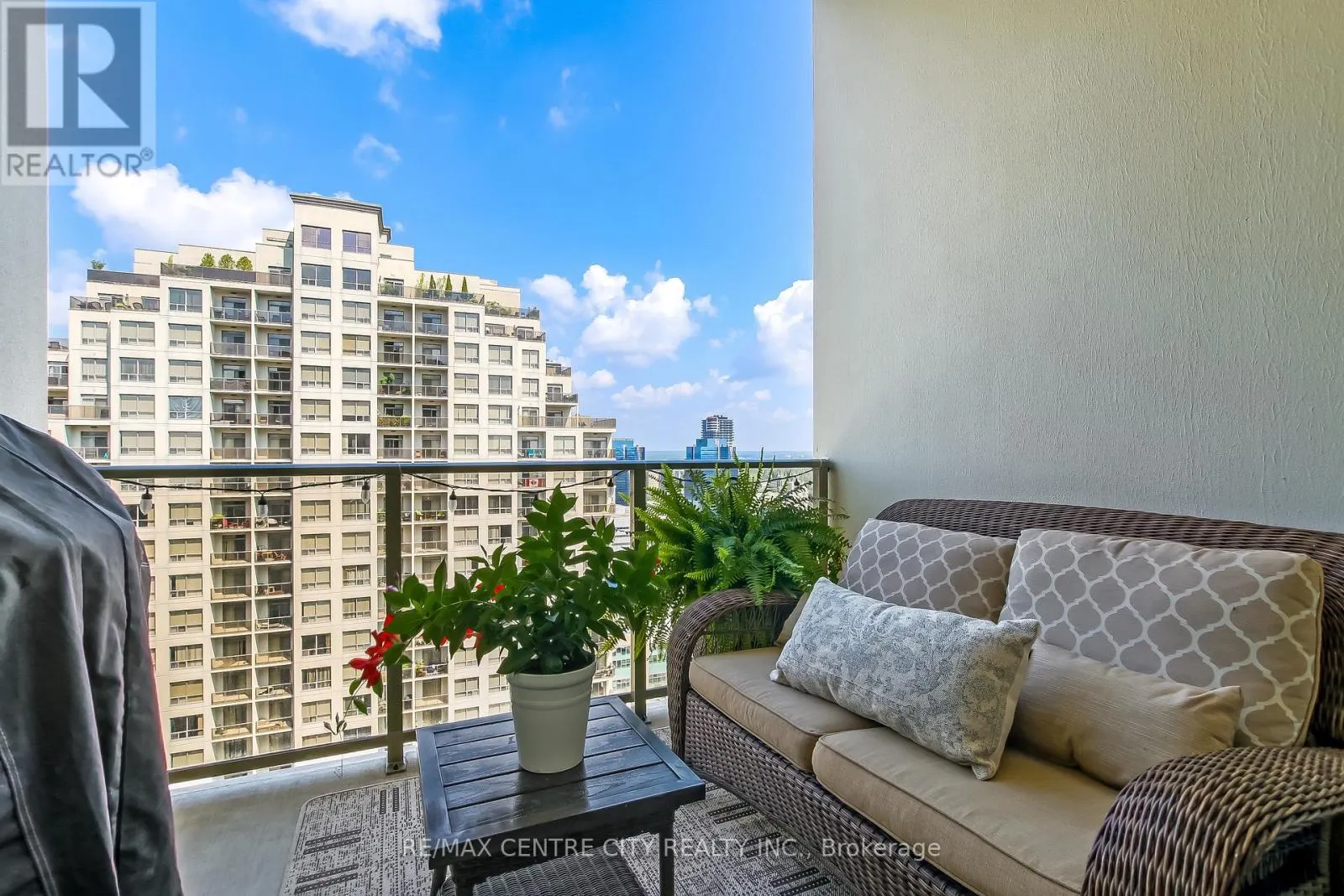 2401 - 330 RIDOUT STREET N, #2401