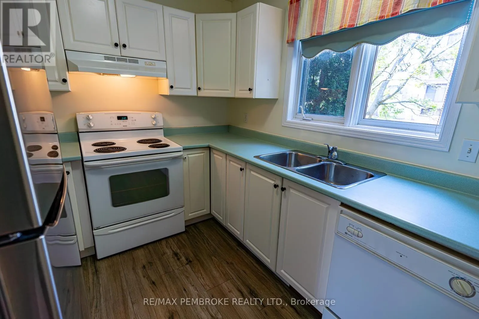 235 WILLOUGHBY CRESCENT