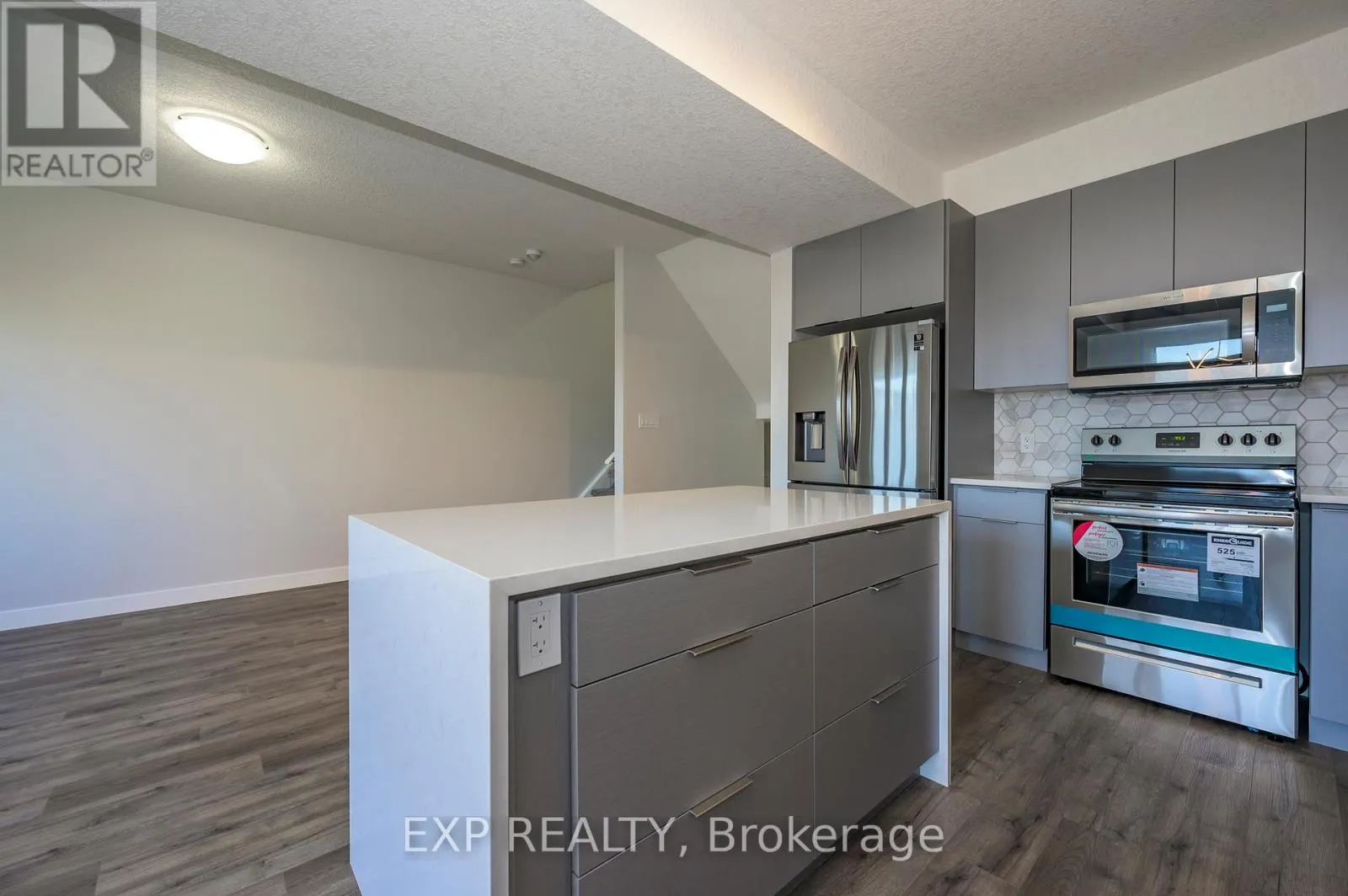 83 - 3380 SINGLETON AVENUE, #83