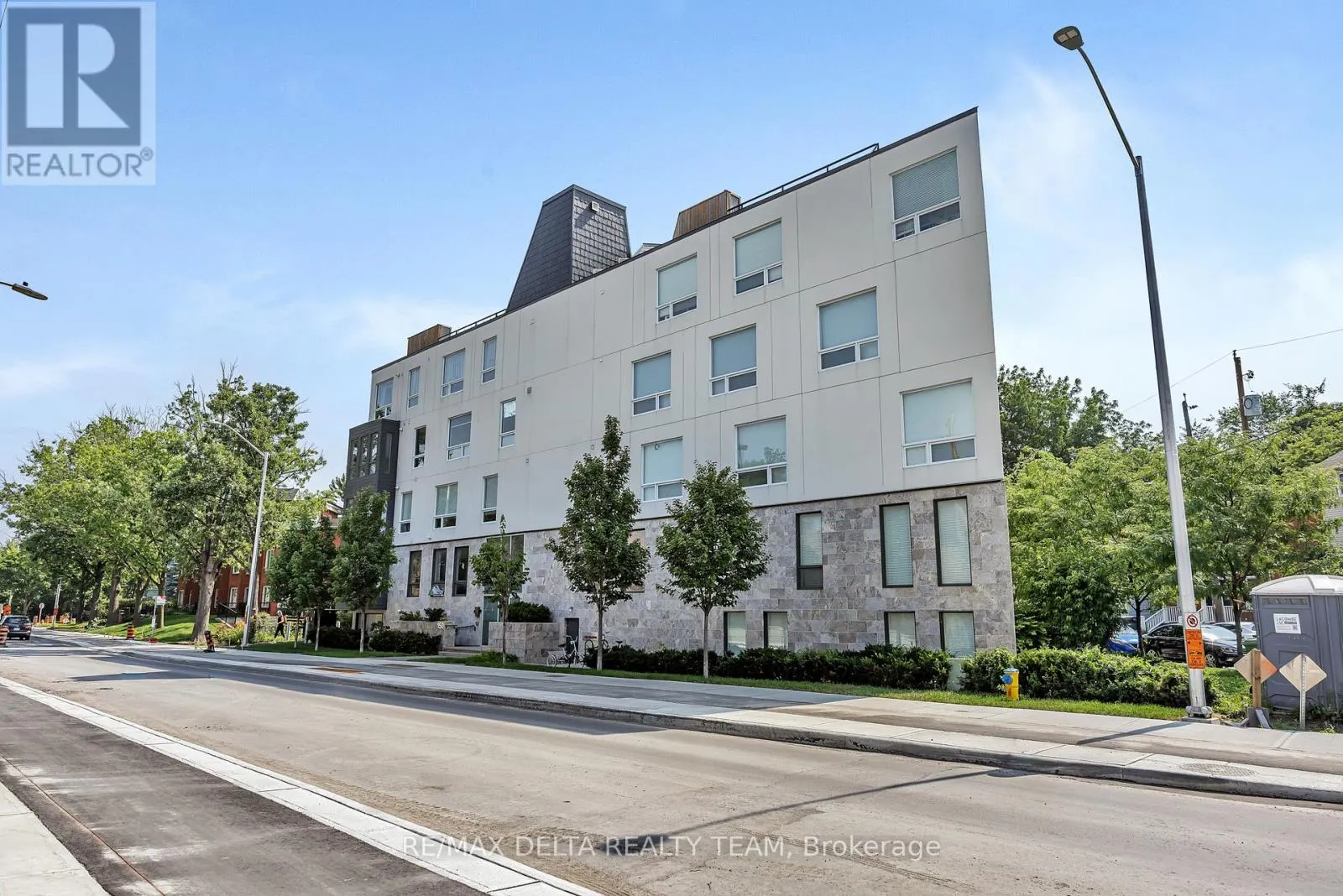405 - 150 GREENFIELD AVENUE