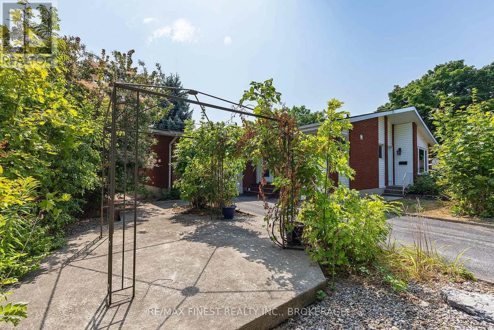 5 MICHAEL GRASS CRESCENT