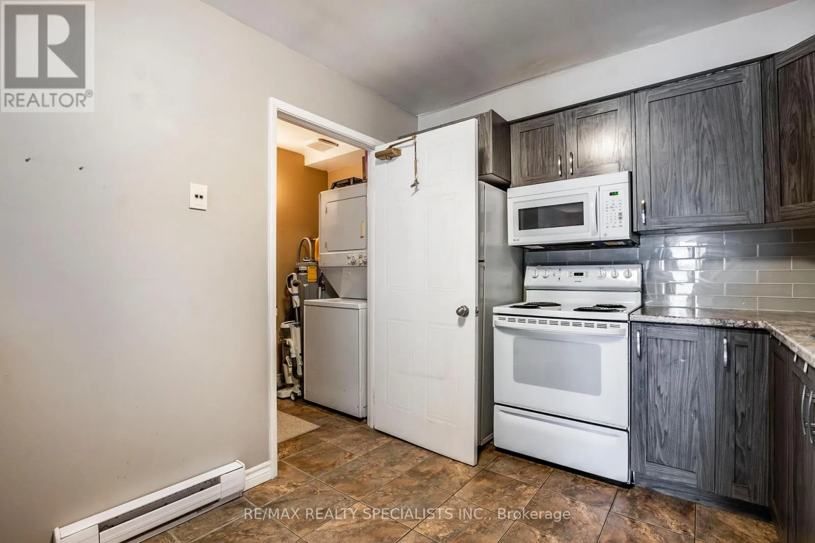 410 - 565 GREENFIELD AVENUE