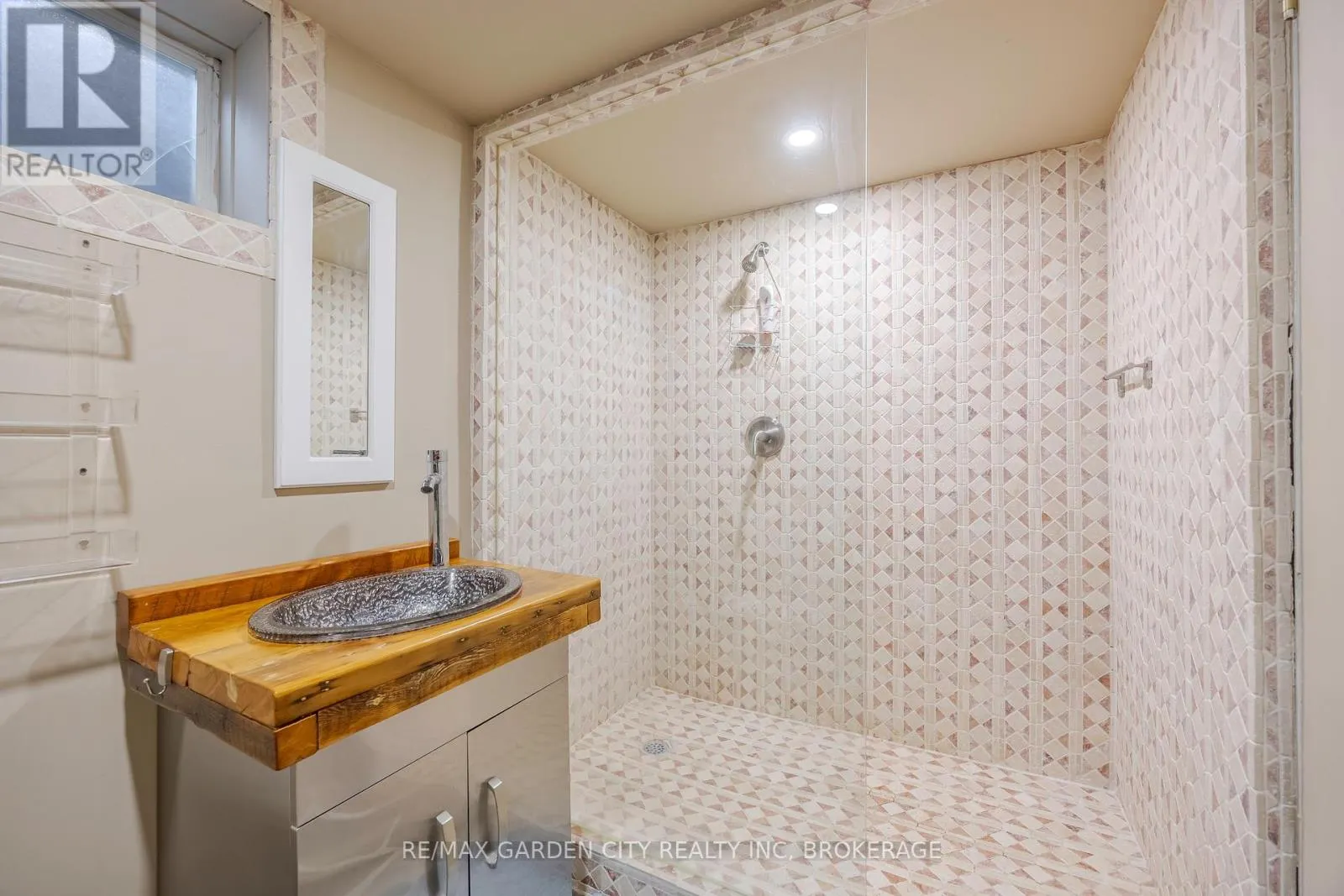5 WOODGARDEN COURT