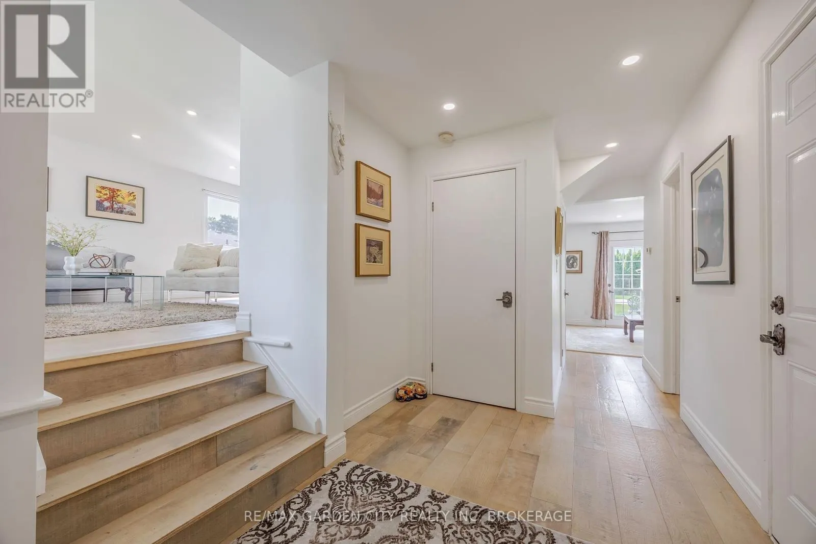 5 WOODGARDEN COURT