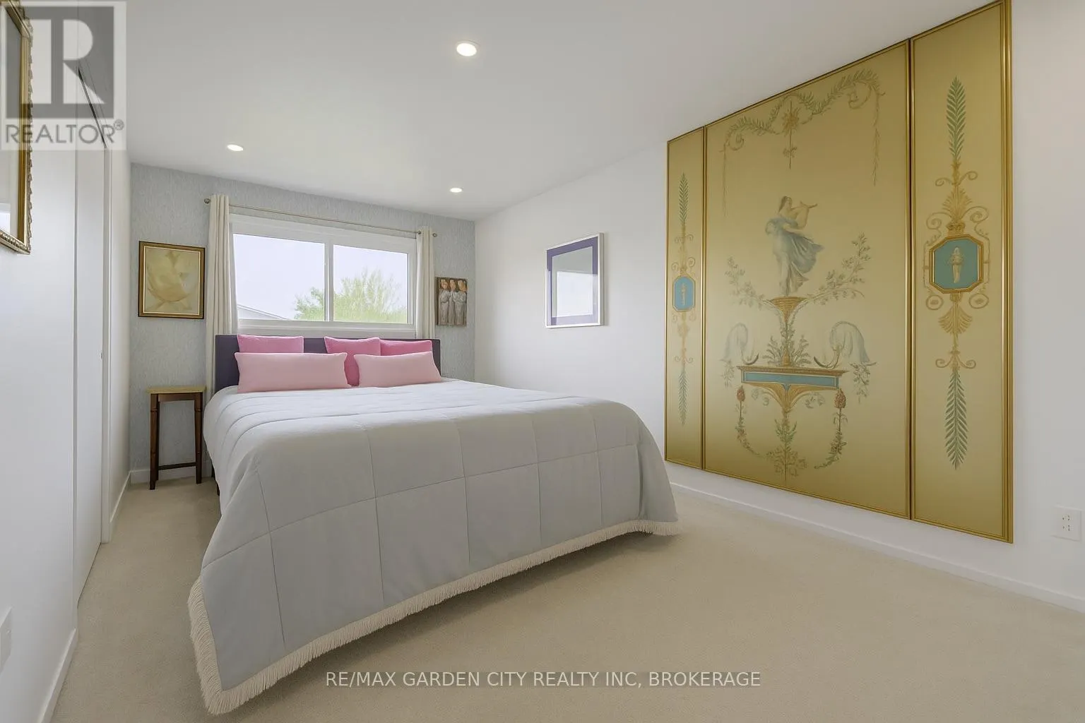 5 WOODGARDEN COURT