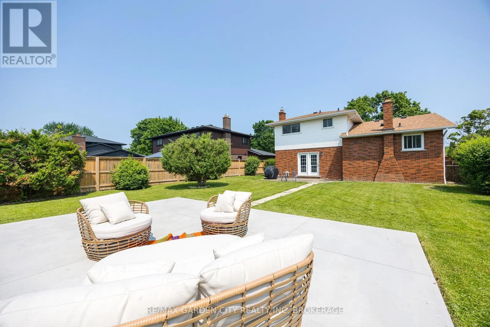 5 WOODGARDEN COURT