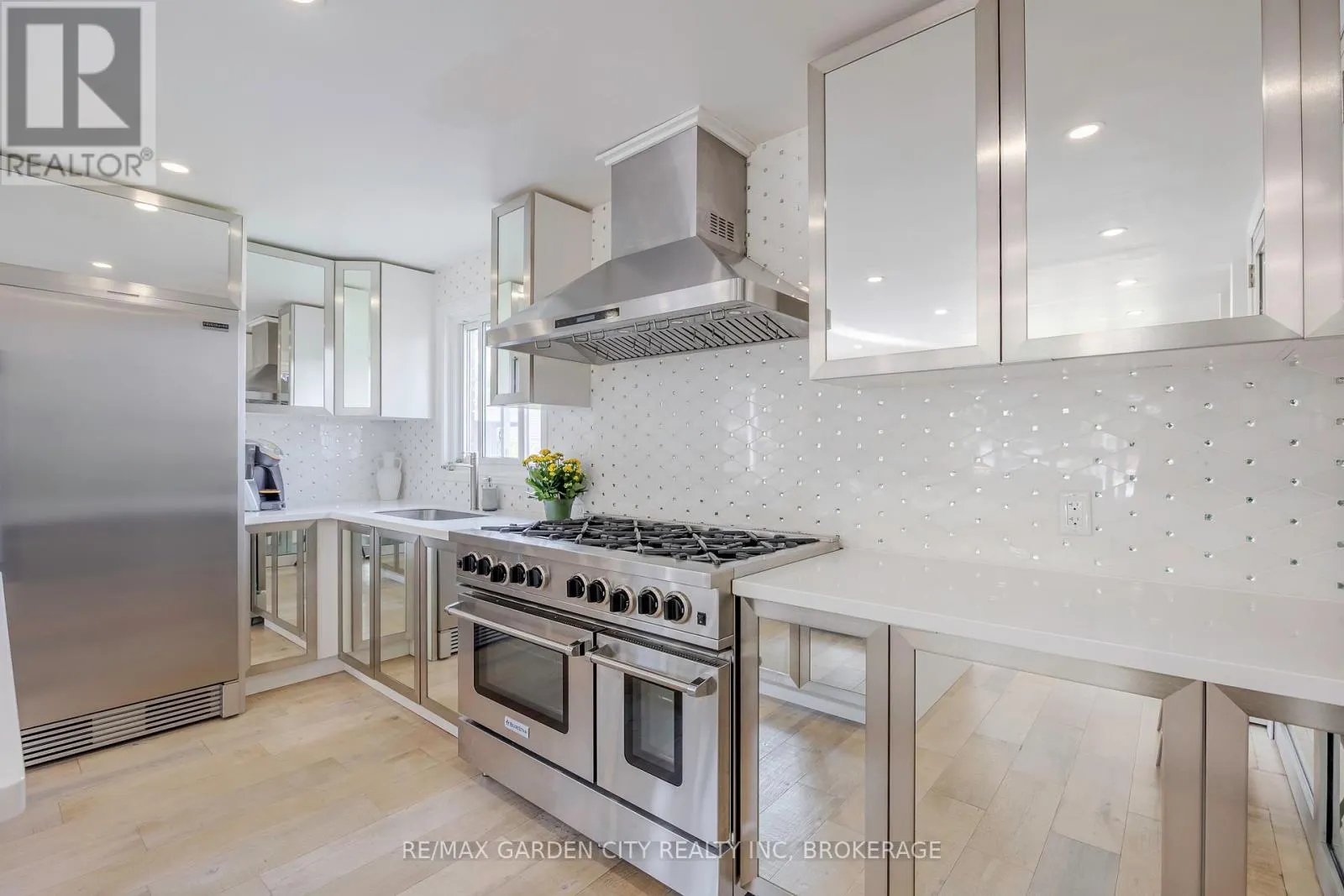 5 WOODGARDEN COURT