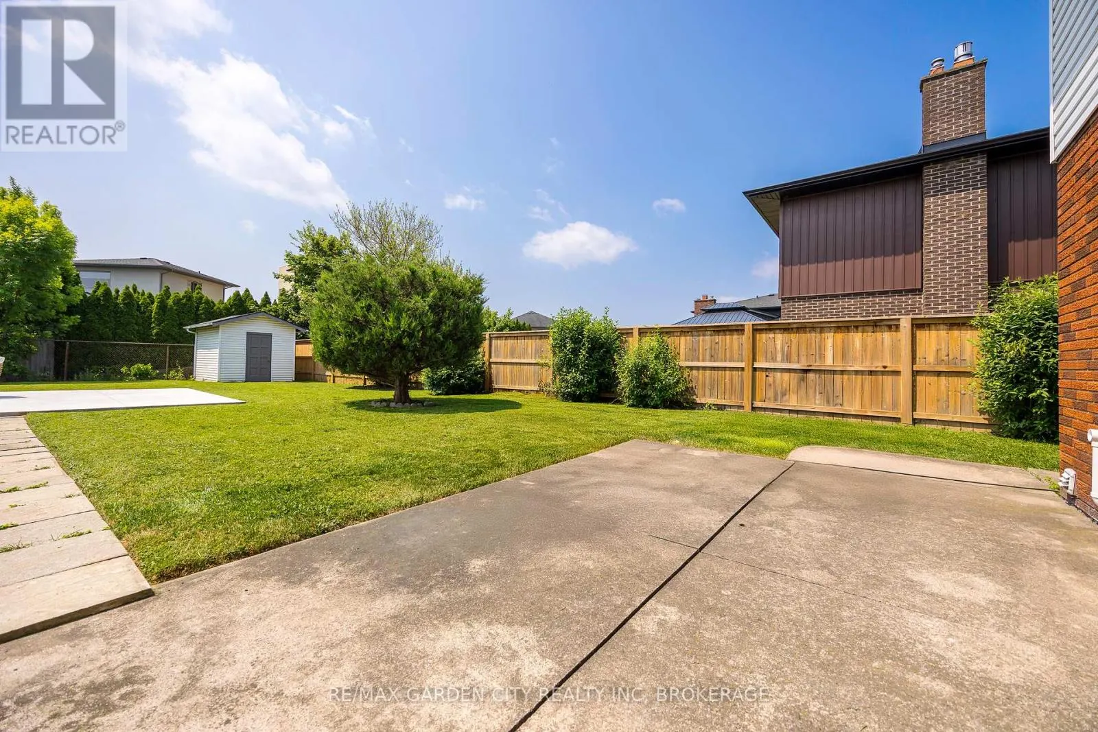 5 WOODGARDEN COURT