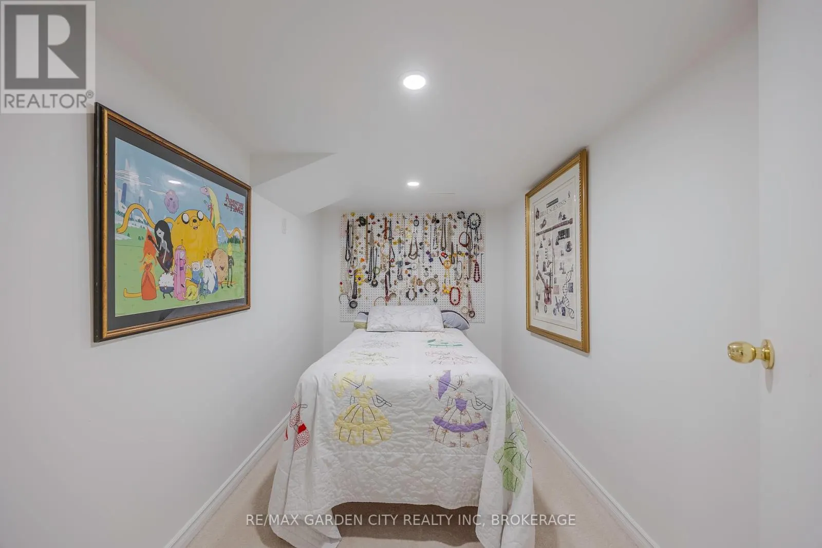5 WOODGARDEN COURT