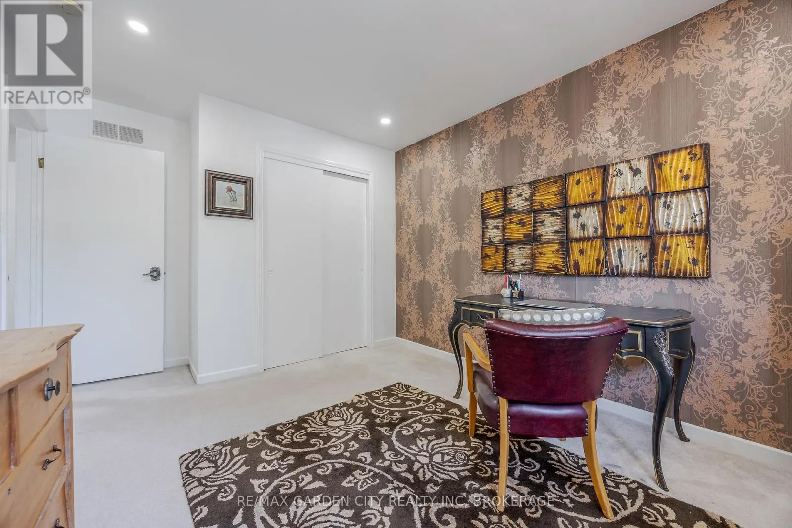 5 WOODGARDEN COURT