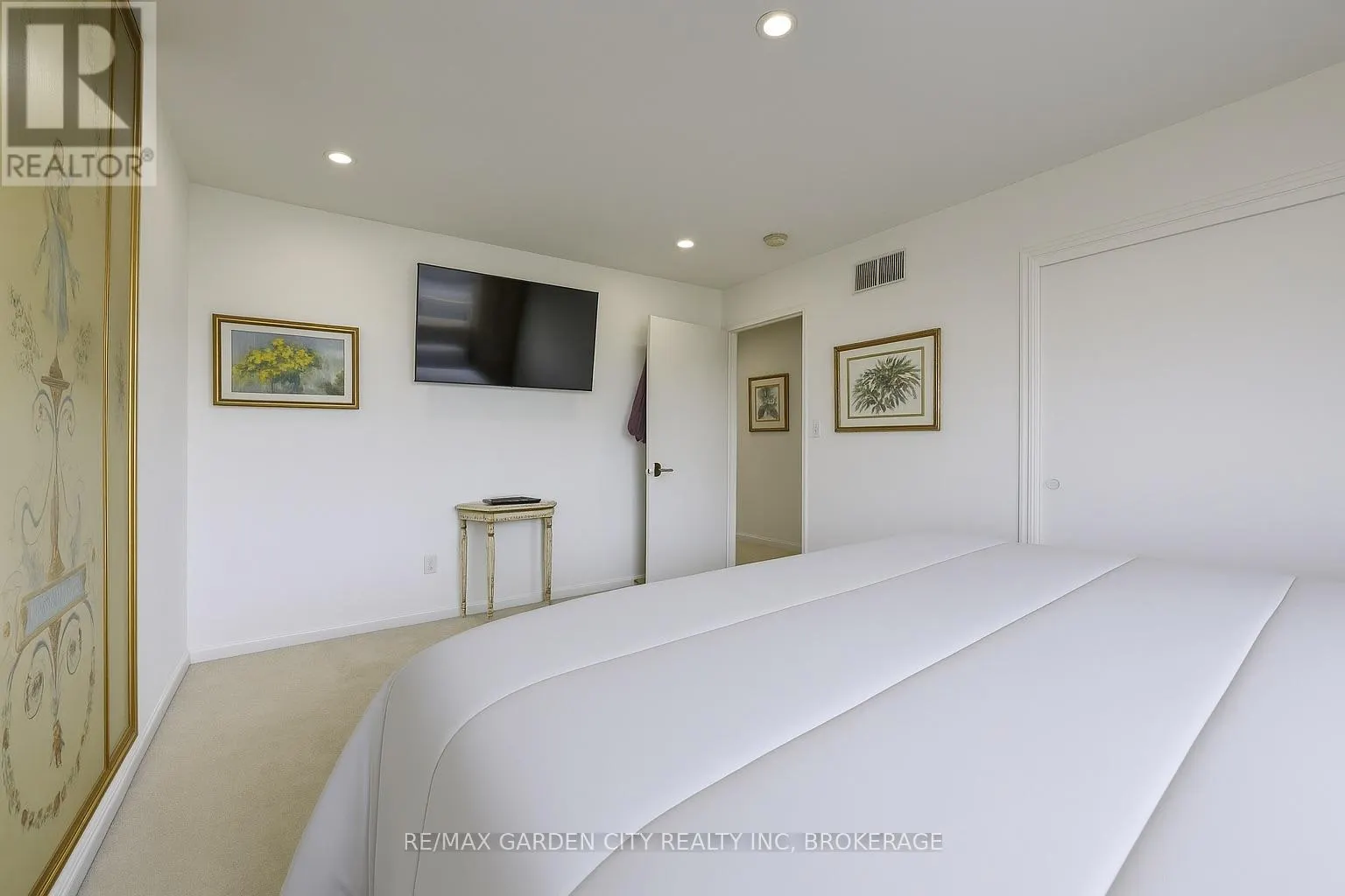 5 WOODGARDEN COURT
