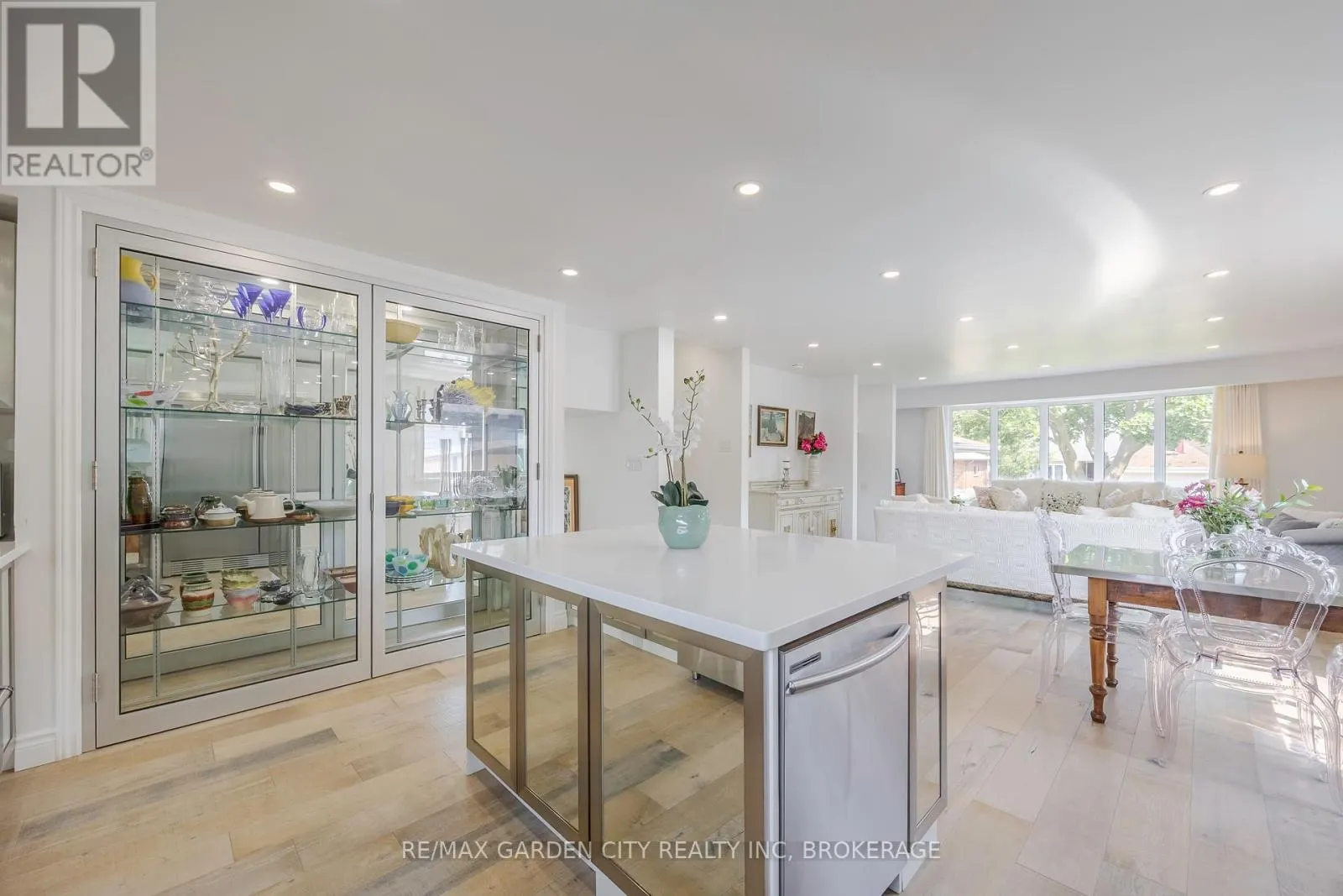 5 WOODGARDEN COURT