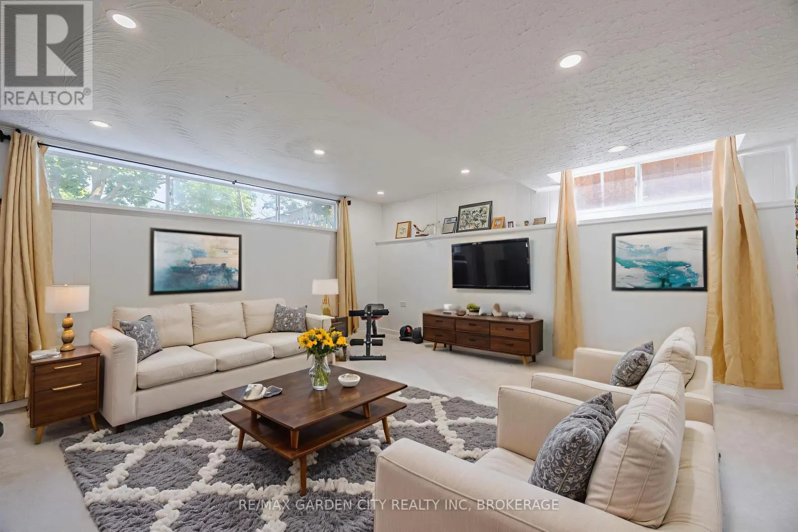 5 WOODGARDEN COURT