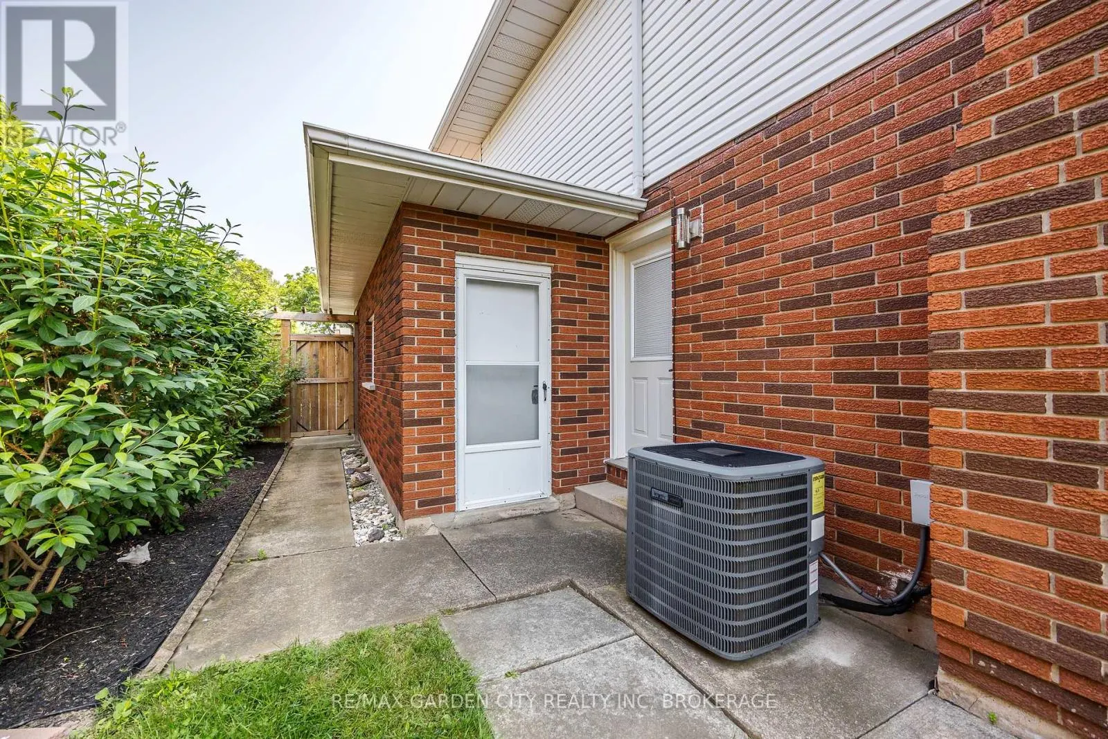 5 WOODGARDEN COURT