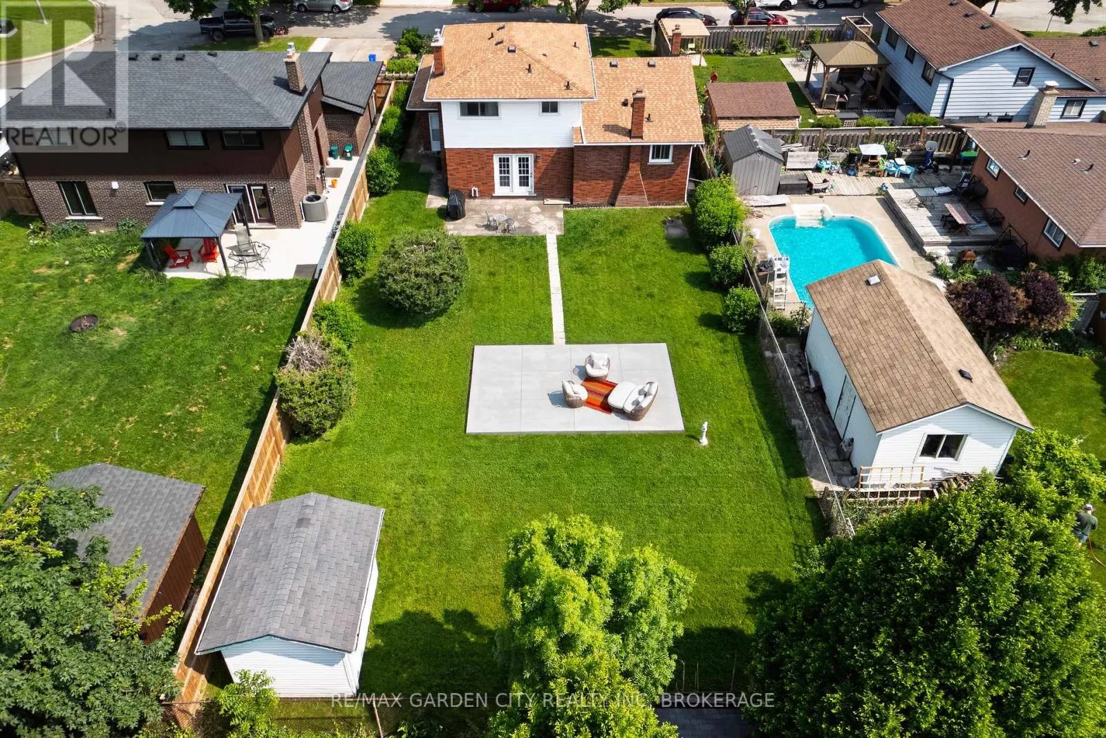 5 WOODGARDEN COURT