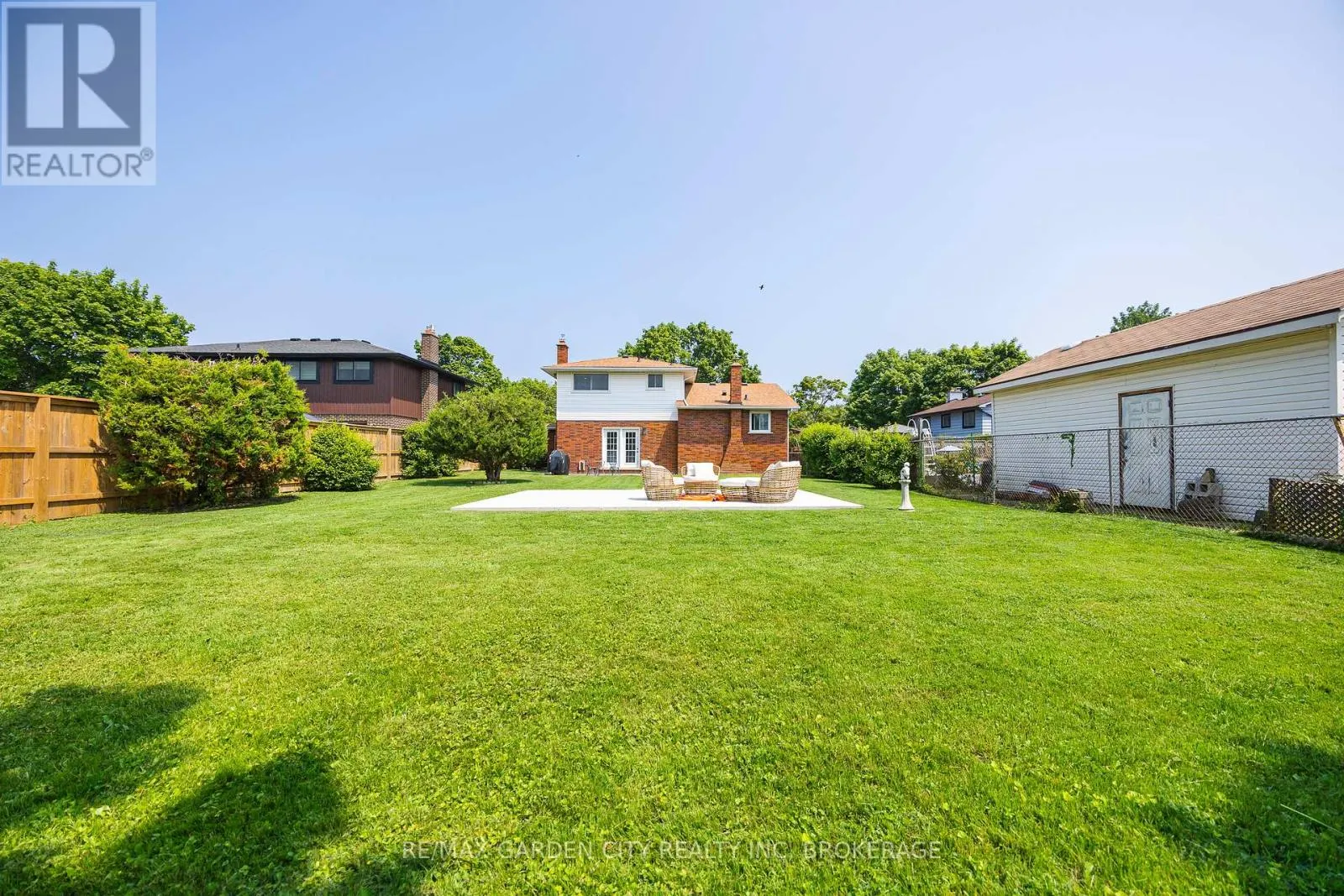 5 WOODGARDEN COURT