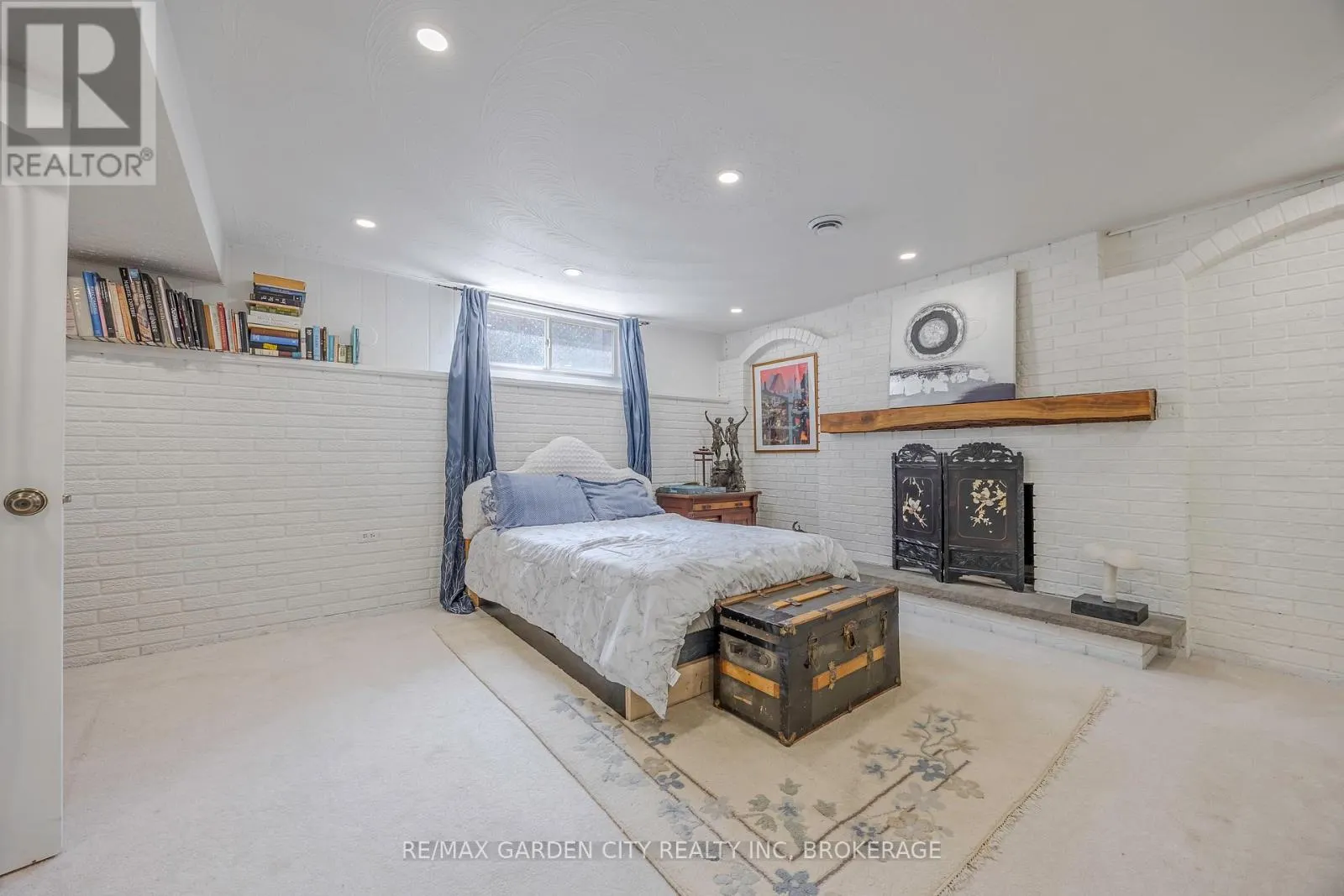 5 WOODGARDEN COURT