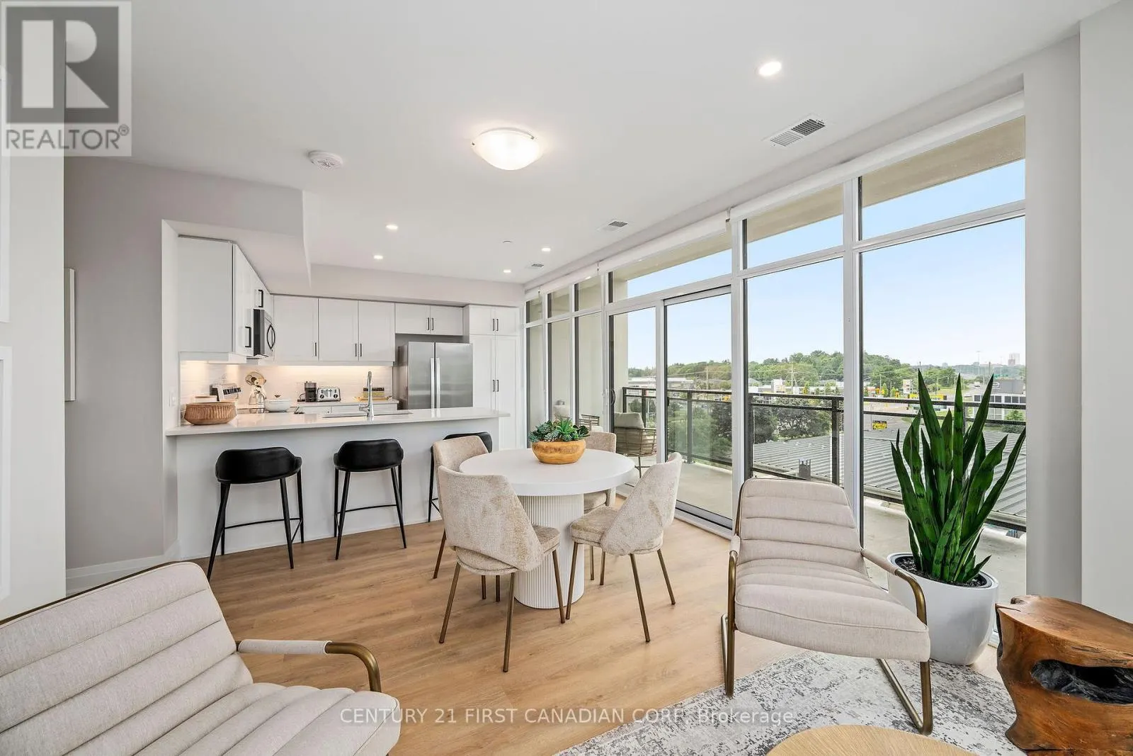 906 - 4286 KING STREET, #906