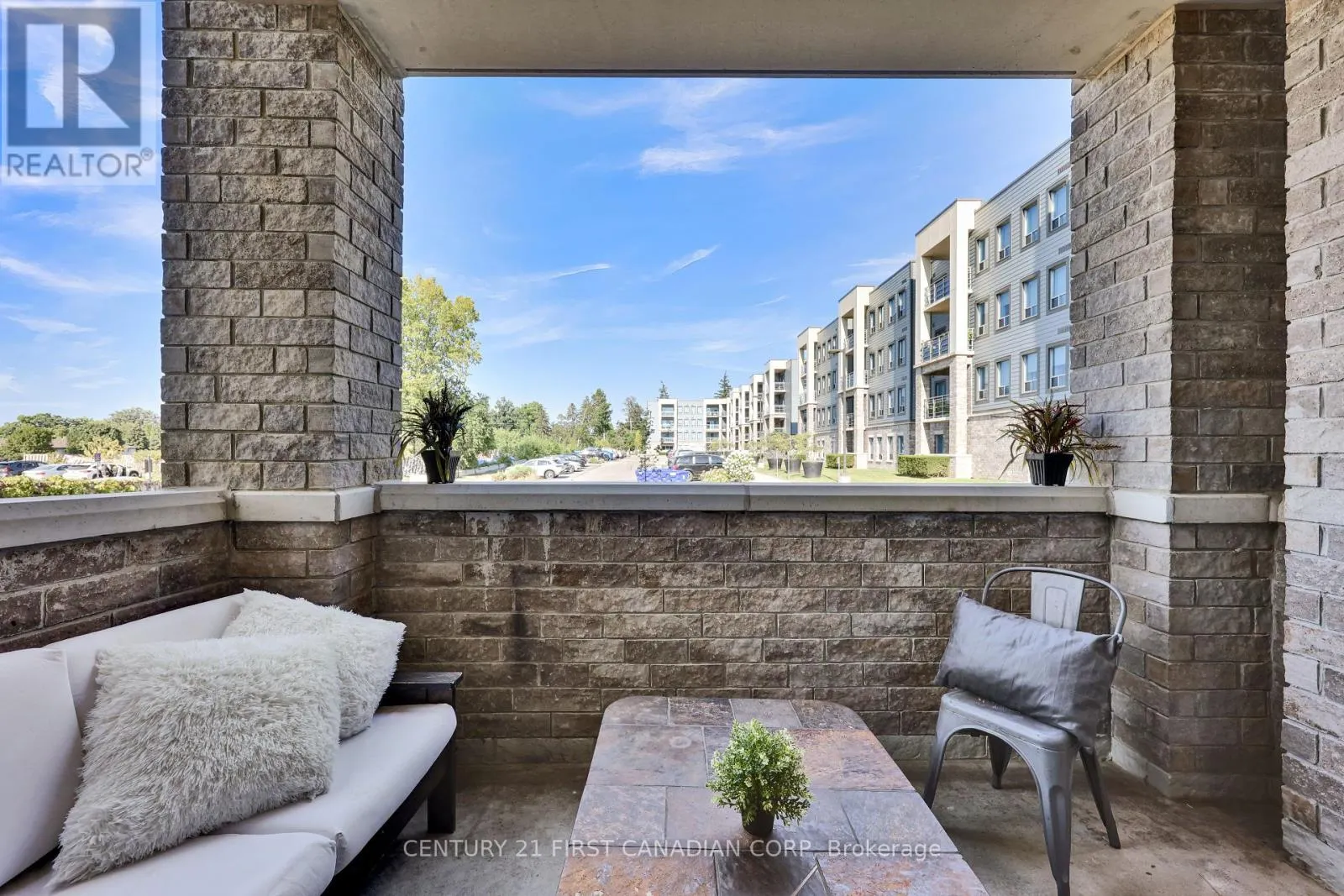 211 - 340 SUGARCREEK TRAIL, #211