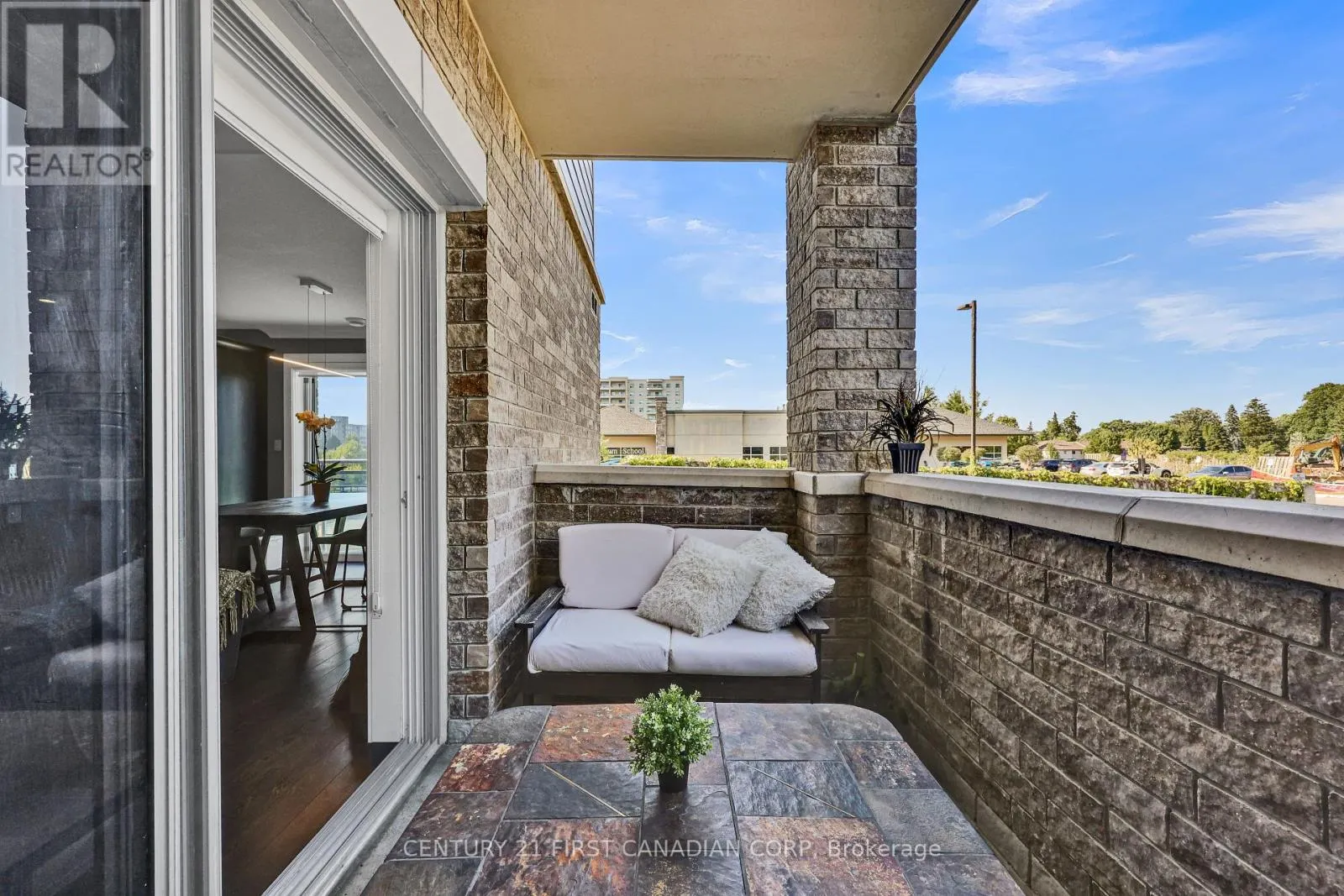 211 - 340 SUGARCREEK TRAIL, #211
