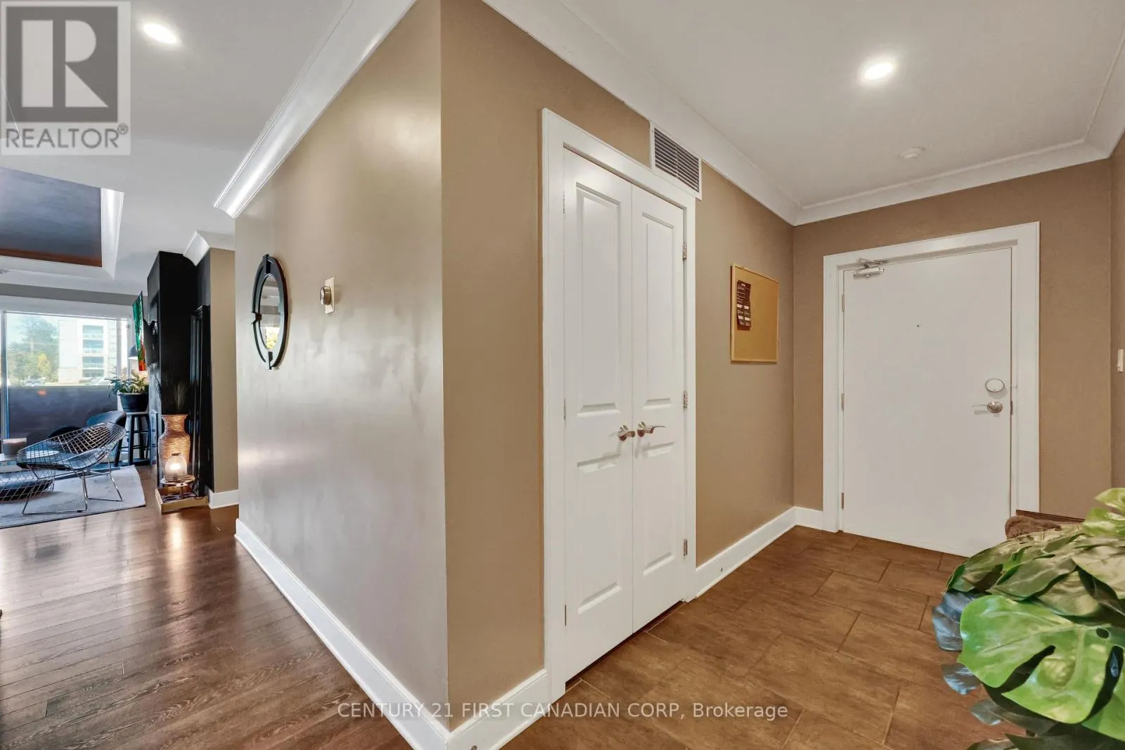 211 - 340 SUGARCREEK TRAIL, #211