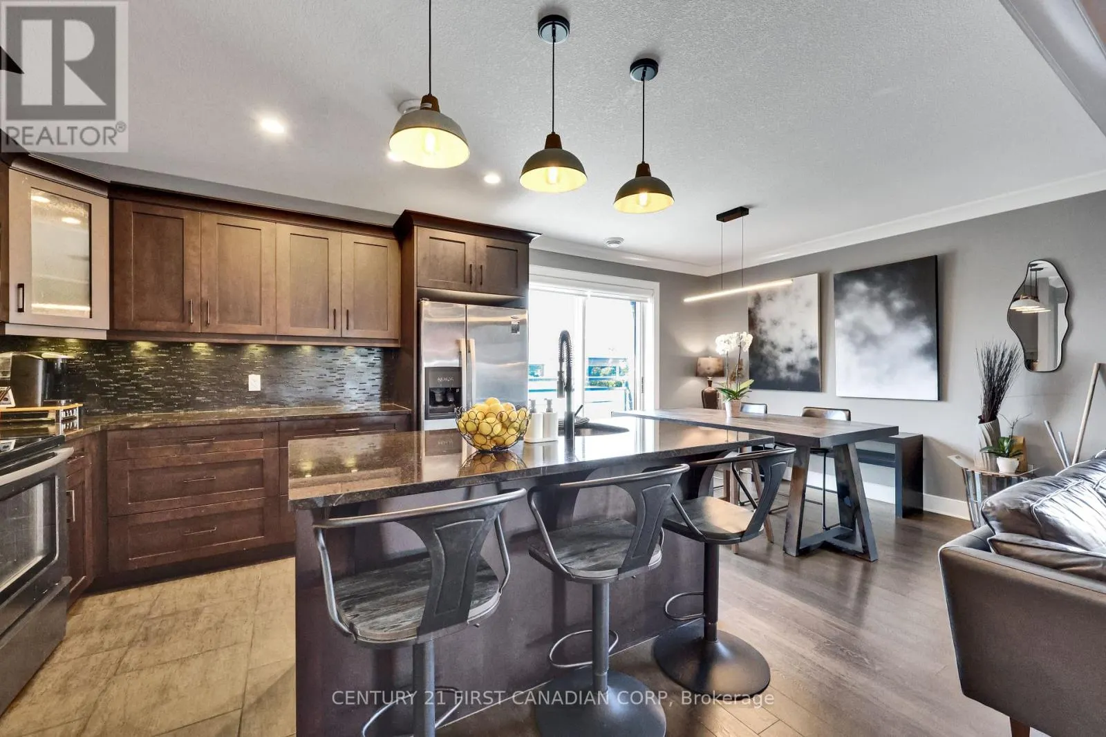 211 - 340 SUGARCREEK TRAIL, #211