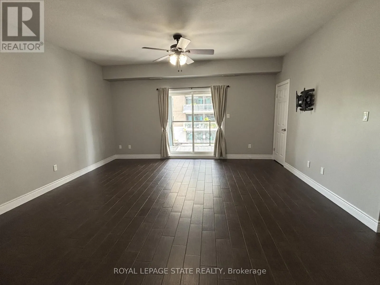 2 - 136 KING STREET W
