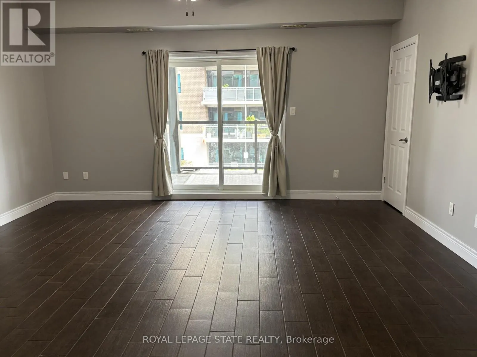 2 - 136 KING STREET W