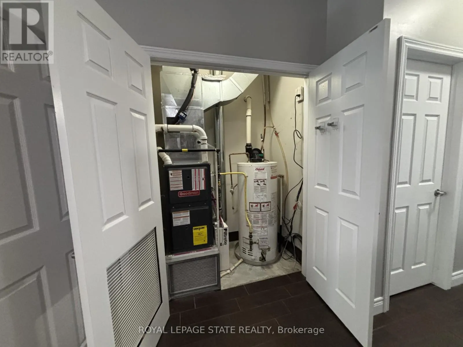 2 - 136 KING STREET W