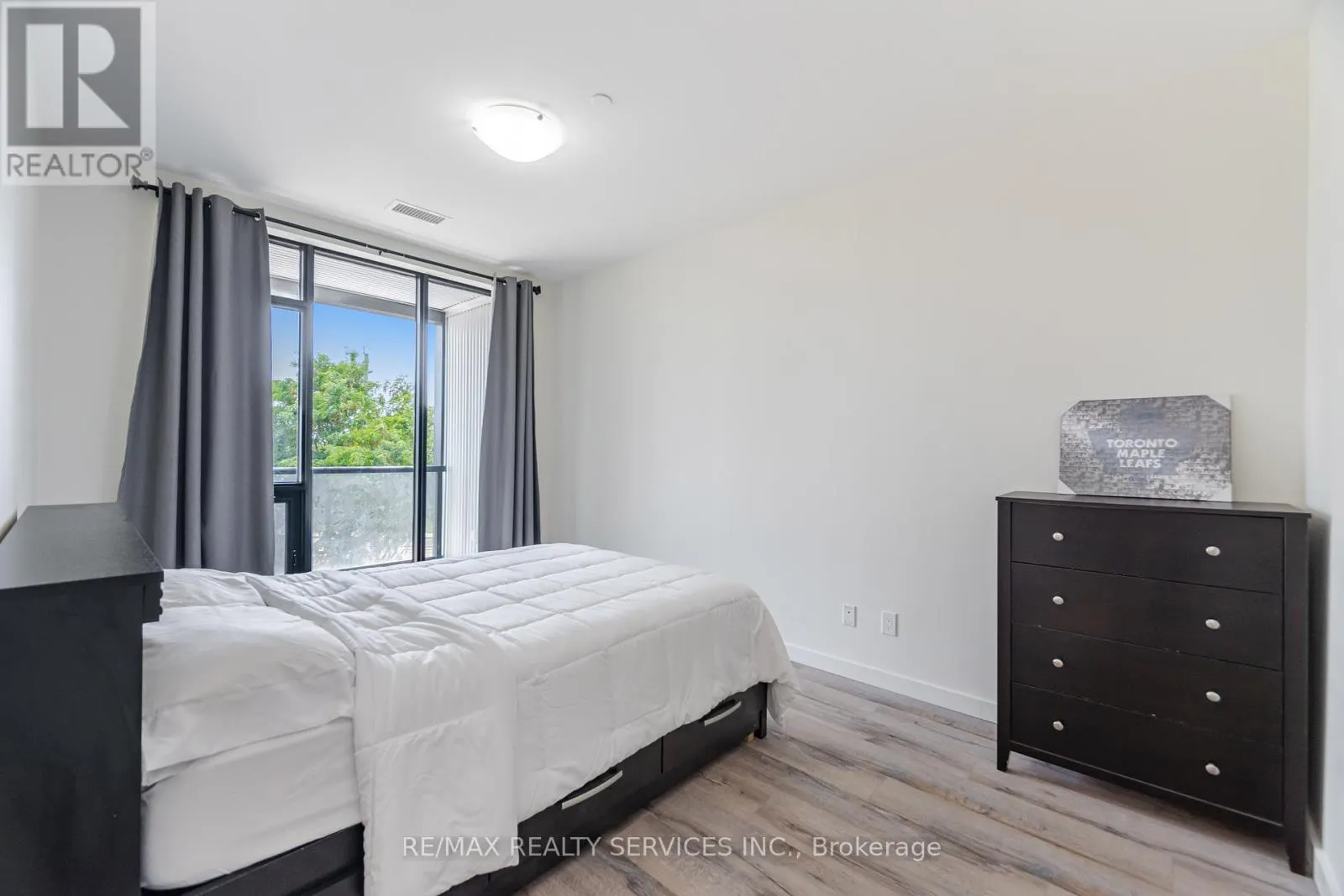 311 - 690 KING STREET W