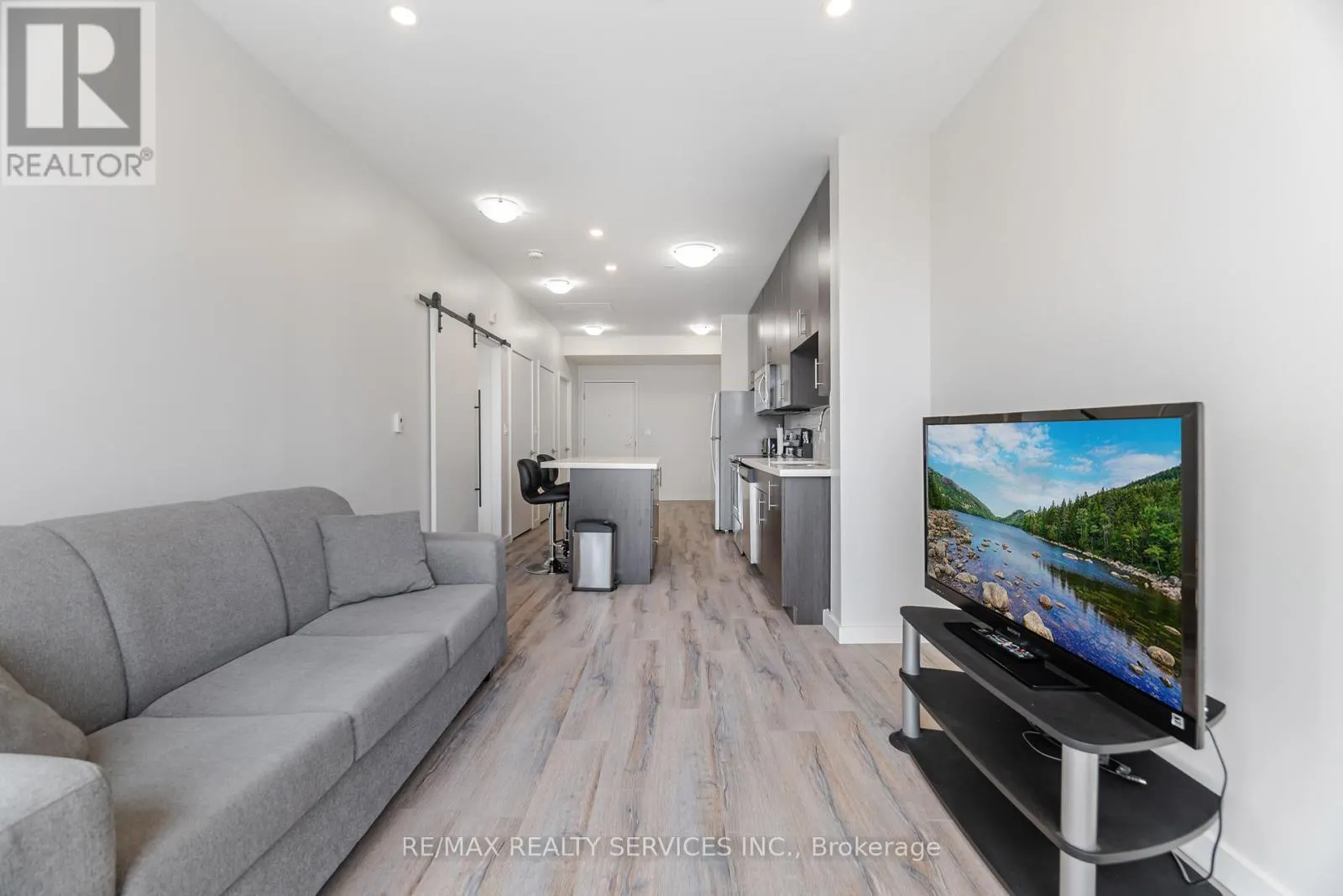 311 - 690 KING STREET W