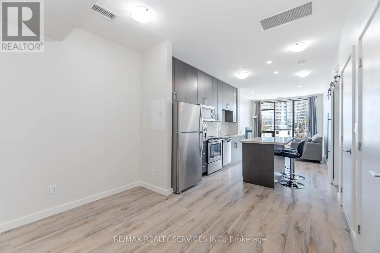 311 - 690 KING STREET W