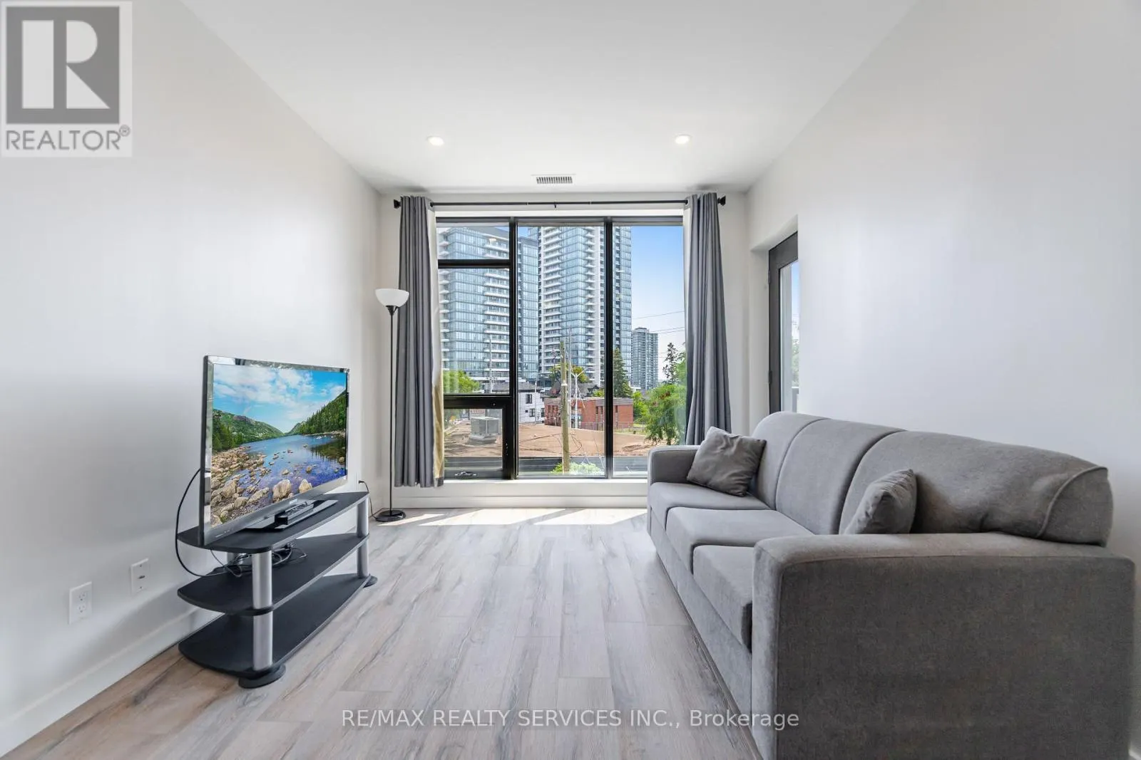 311 - 690 KING STREET W
