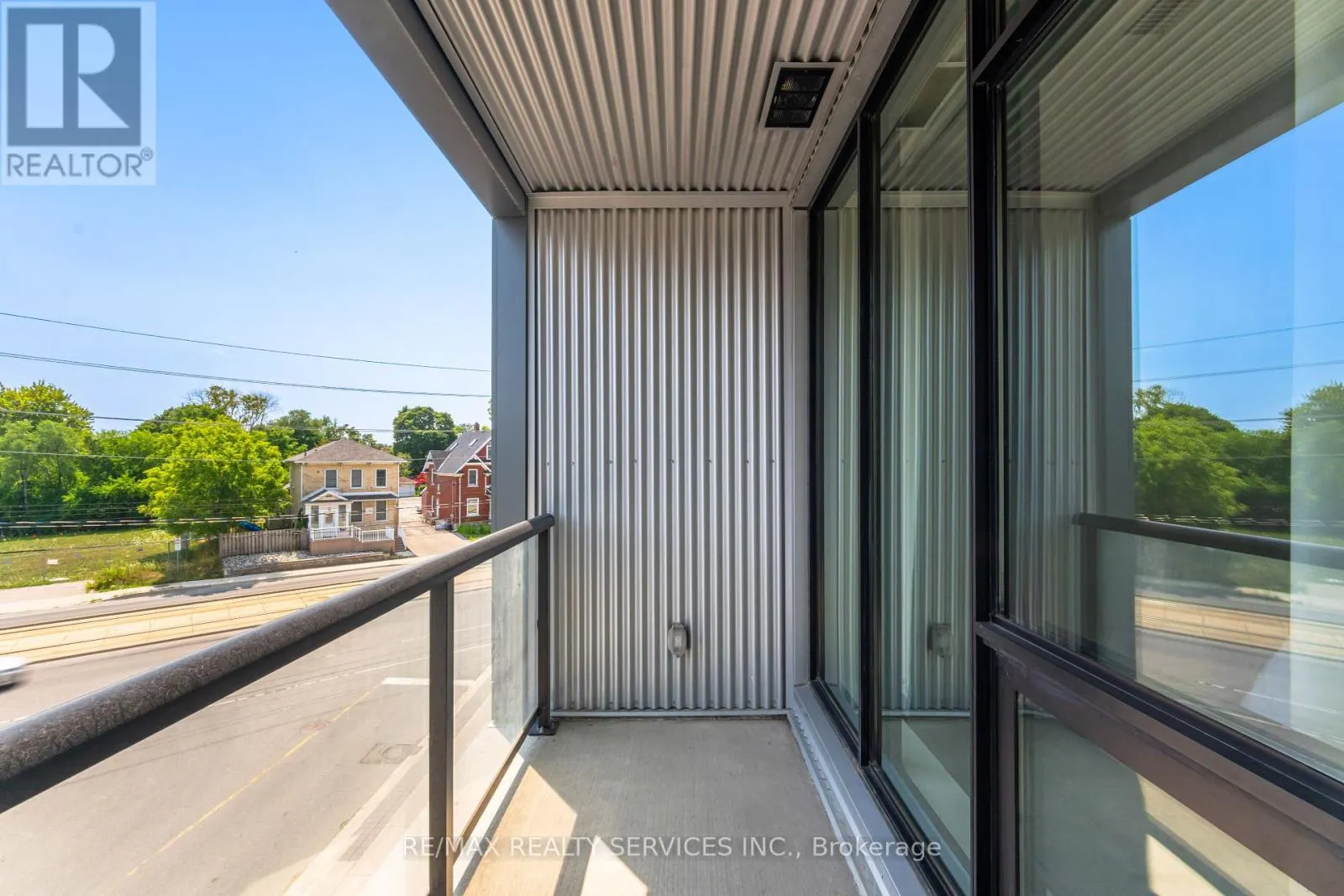 311 - 690 KING STREET W