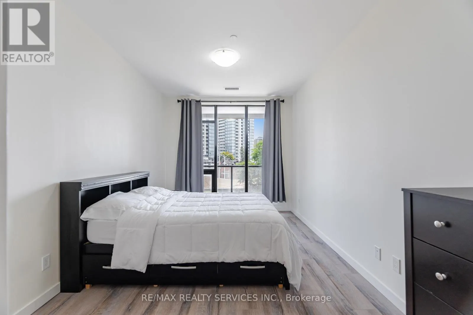 311 - 690 KING STREET W