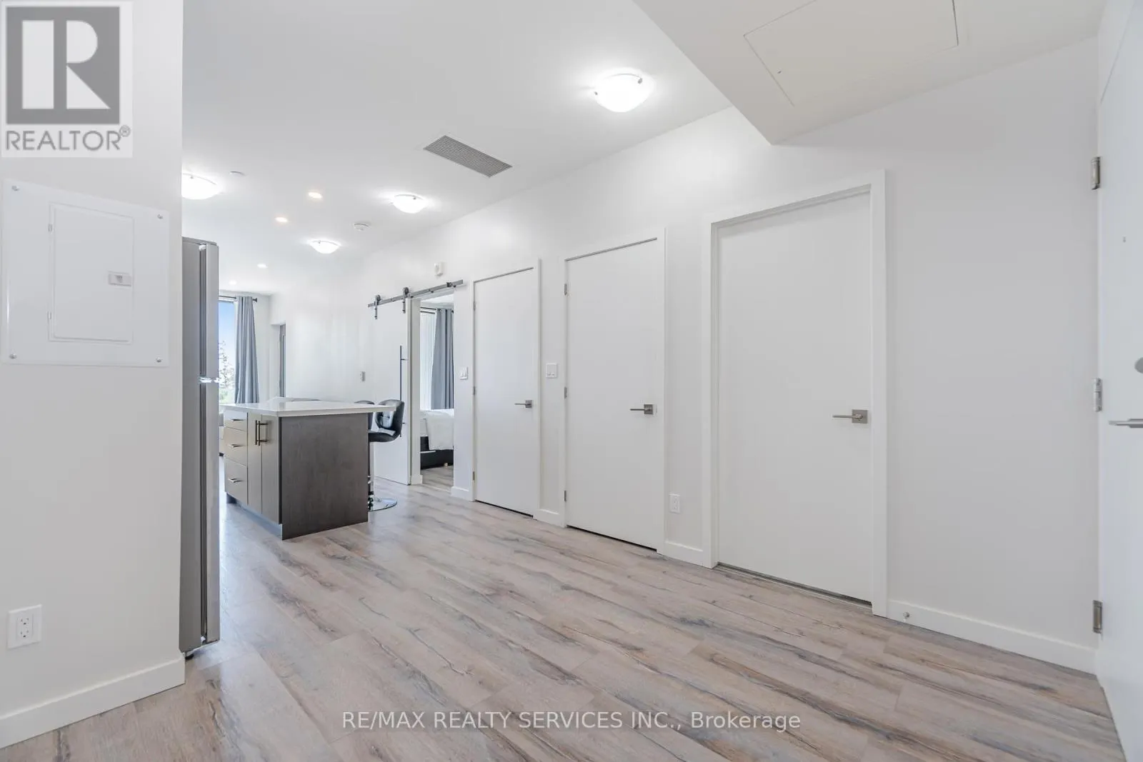 311 - 690 KING STREET W