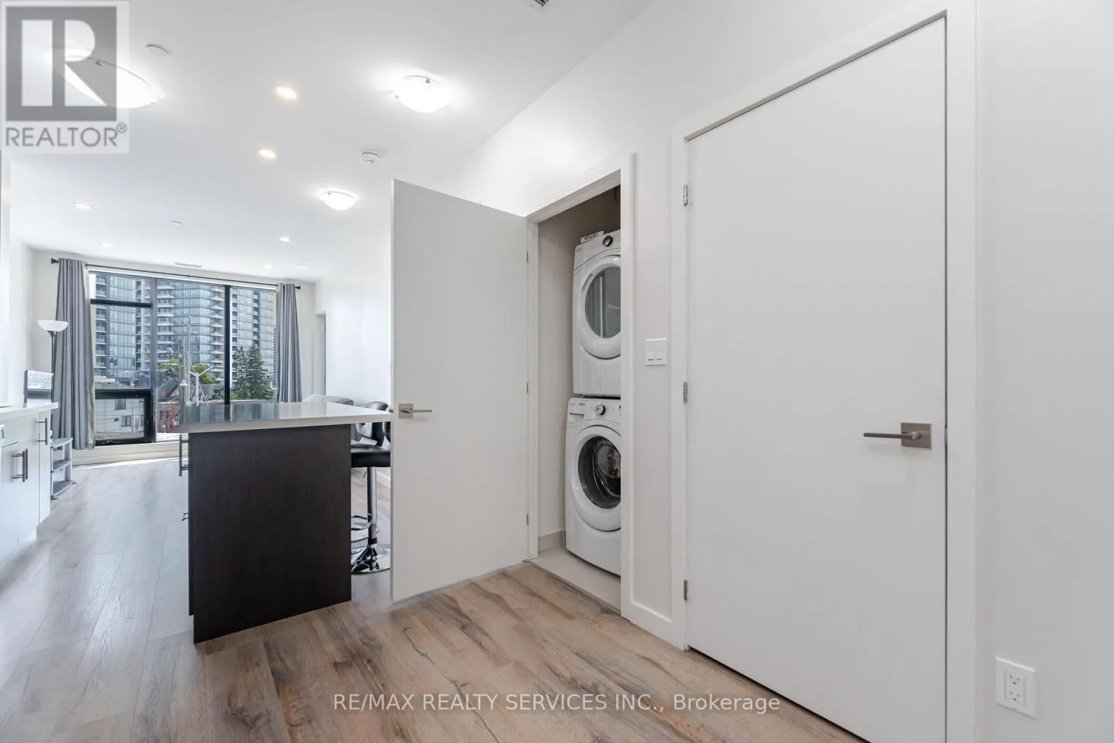 311 - 690 KING STREET W
