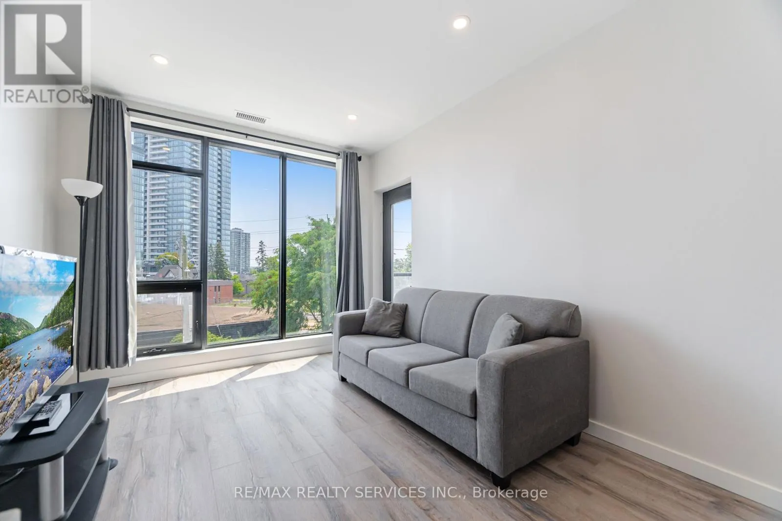 311 - 690 KING STREET W