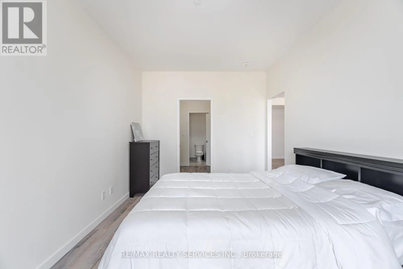 311 - 690 KING STREET W