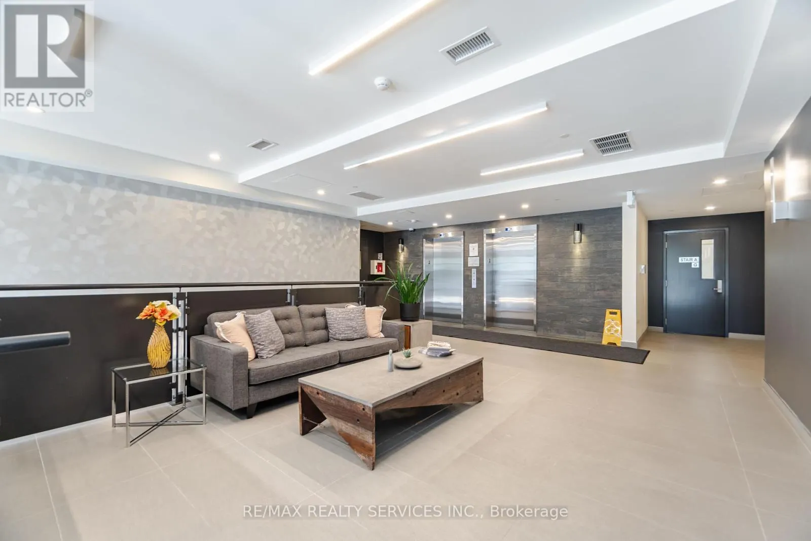 311 - 690 KING STREET W