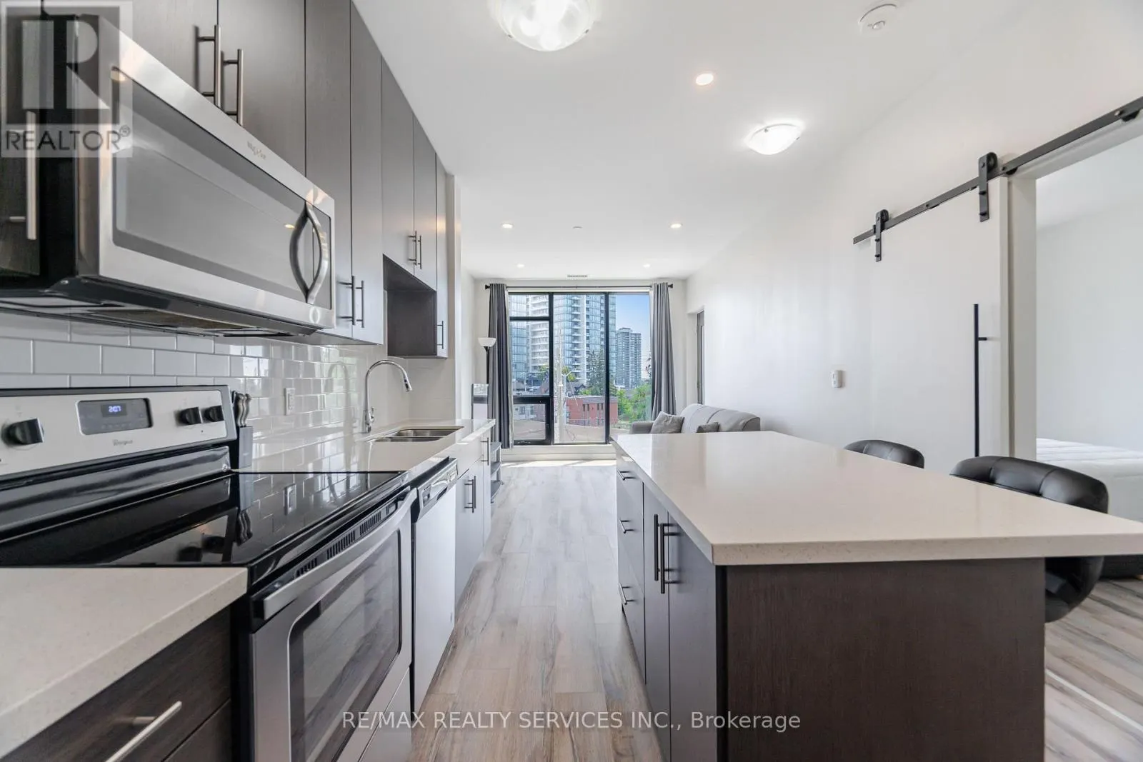 311 - 690 KING STREET W