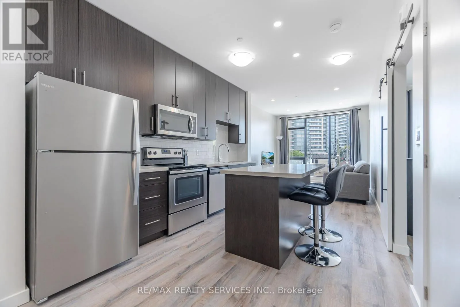 311 - 690 KING STREET W