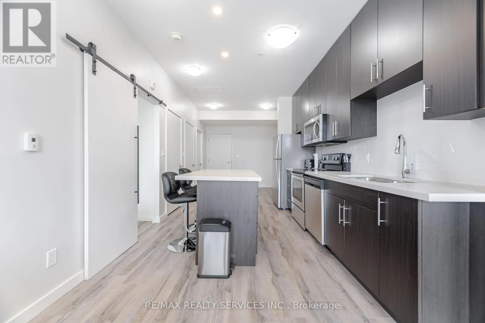 311 - 690 KING STREET W